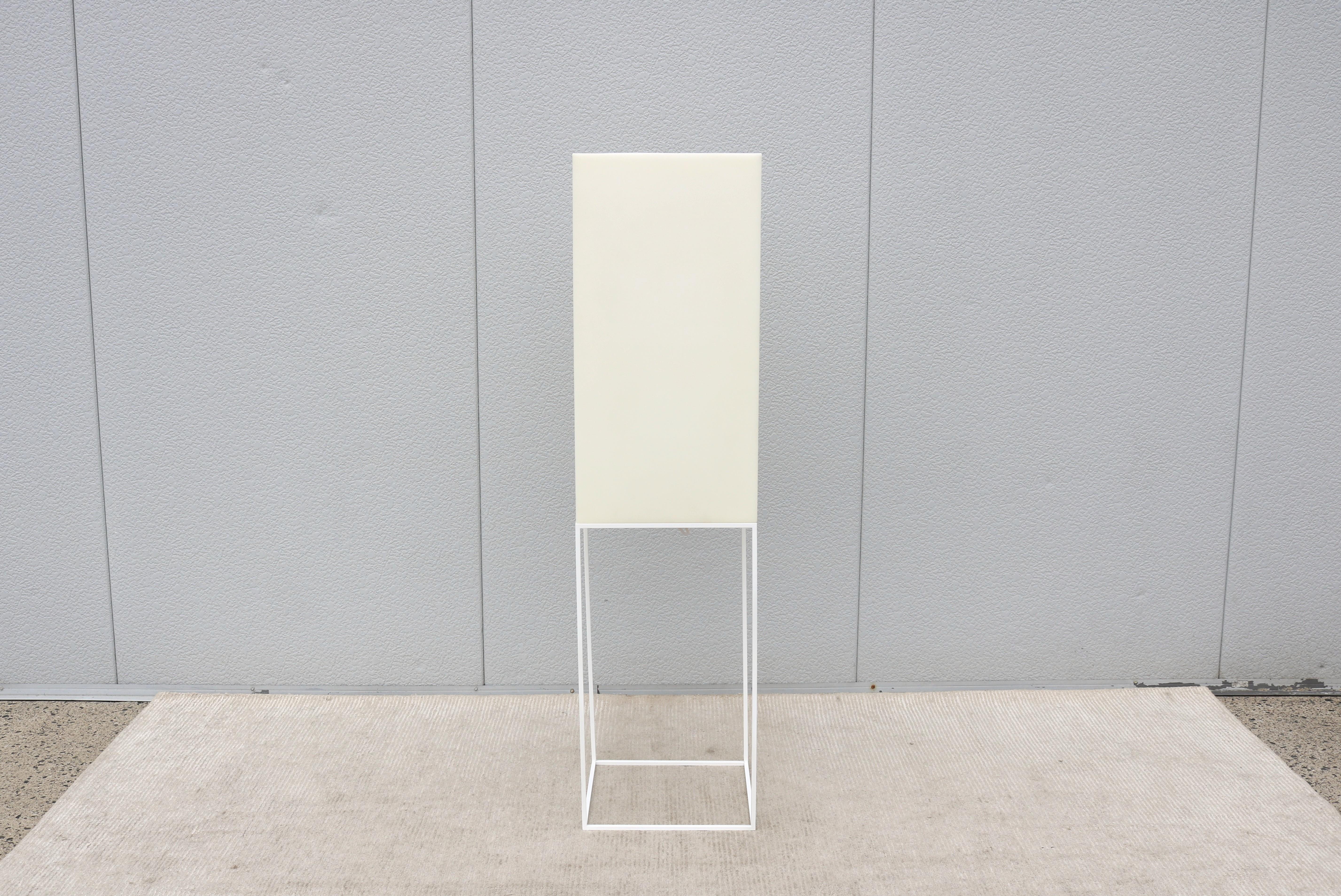 Fabulosa lámpara de pie de exterior Vela High Cube Diseñada por Ramón Esteve para Vondom.
La lámpara Vela ofrece el confort y la composición arquitectónica de los muebles clásicos, a la vez que proporciona una eficaz iluminación ambiental.
Sus