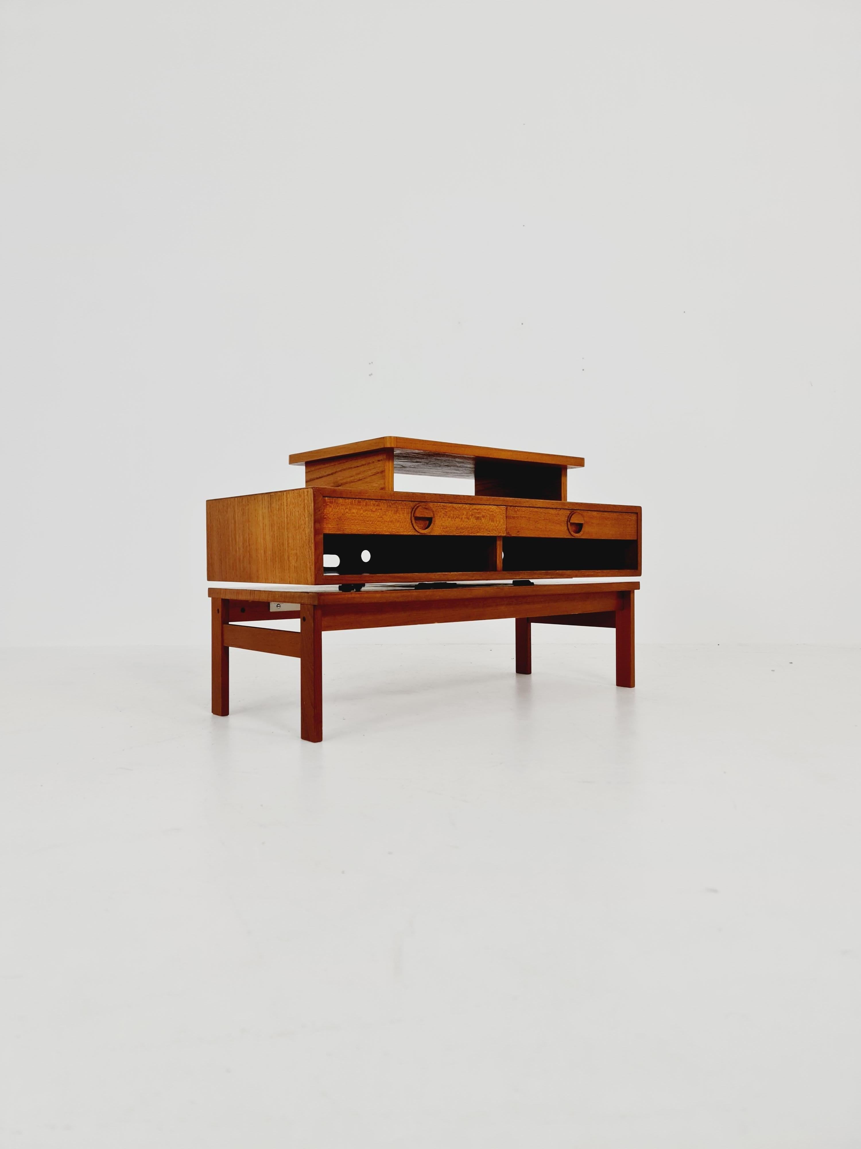 Rare Danish Mid century modern tv-bench hallway table teak by Hansen & Guldborg Møbler, Denmark, 1960s

Made in Denmark

Dimensions: 
49 D x 90 W x 53 H cm

It is in good vintage condition, however, as with all vintage items some minor wear marks