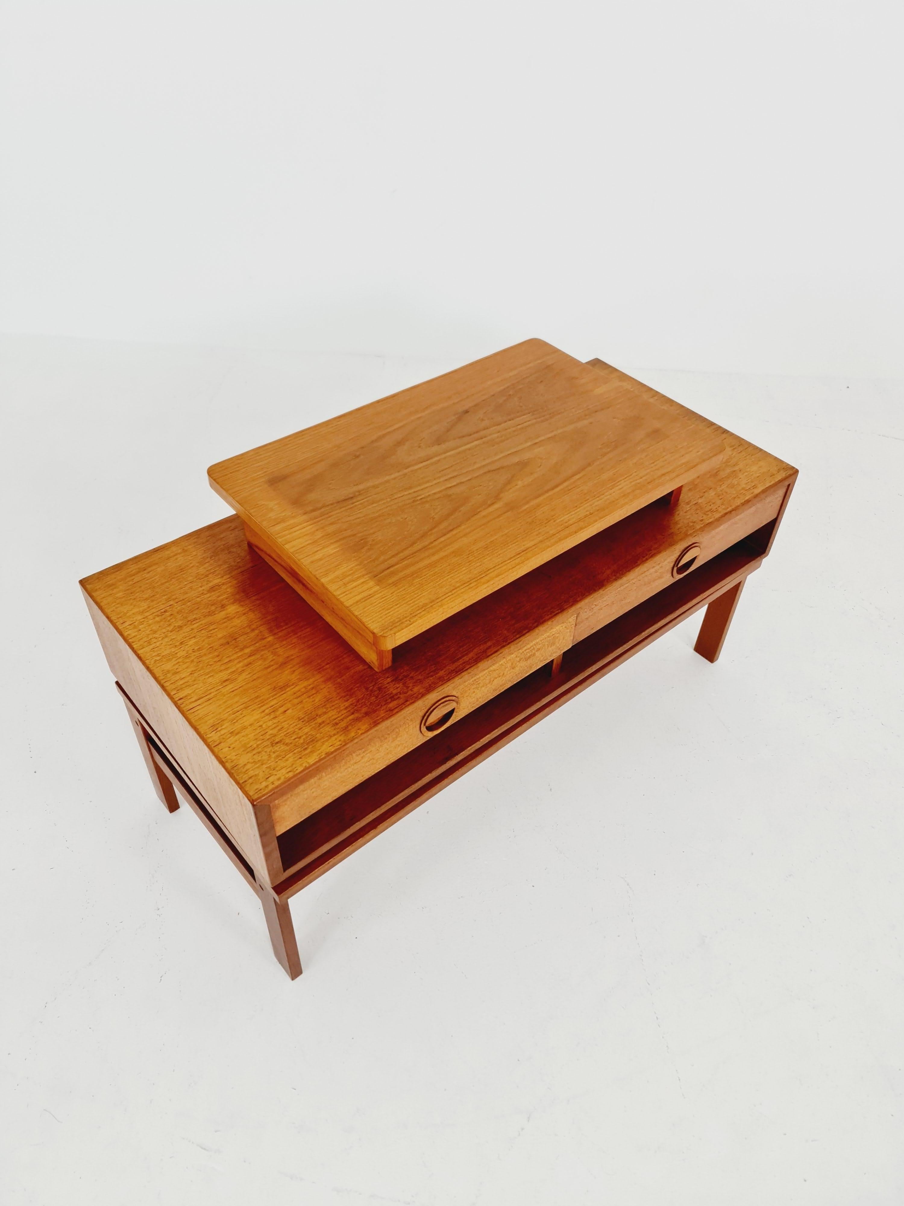 moderna, Rara mesa danesa de teca para televisor de Hansen & Guldborg Mobler Moderno de mediados de siglo en venta