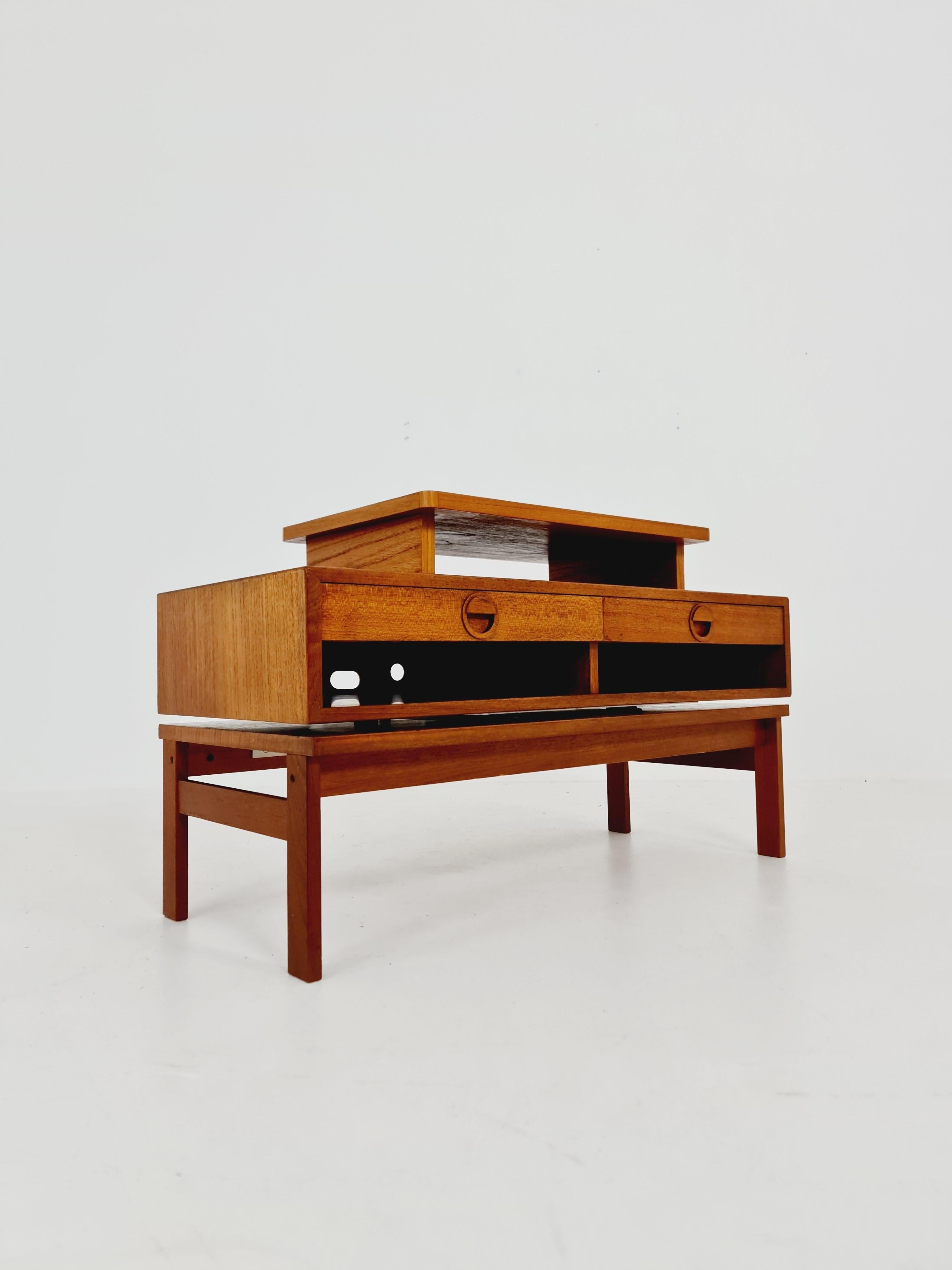 modern, Rare Danish tv-bench hallway table teak by Hansen & Guldborg Mobler In Good Condition For Sale In Gaggenau, DE