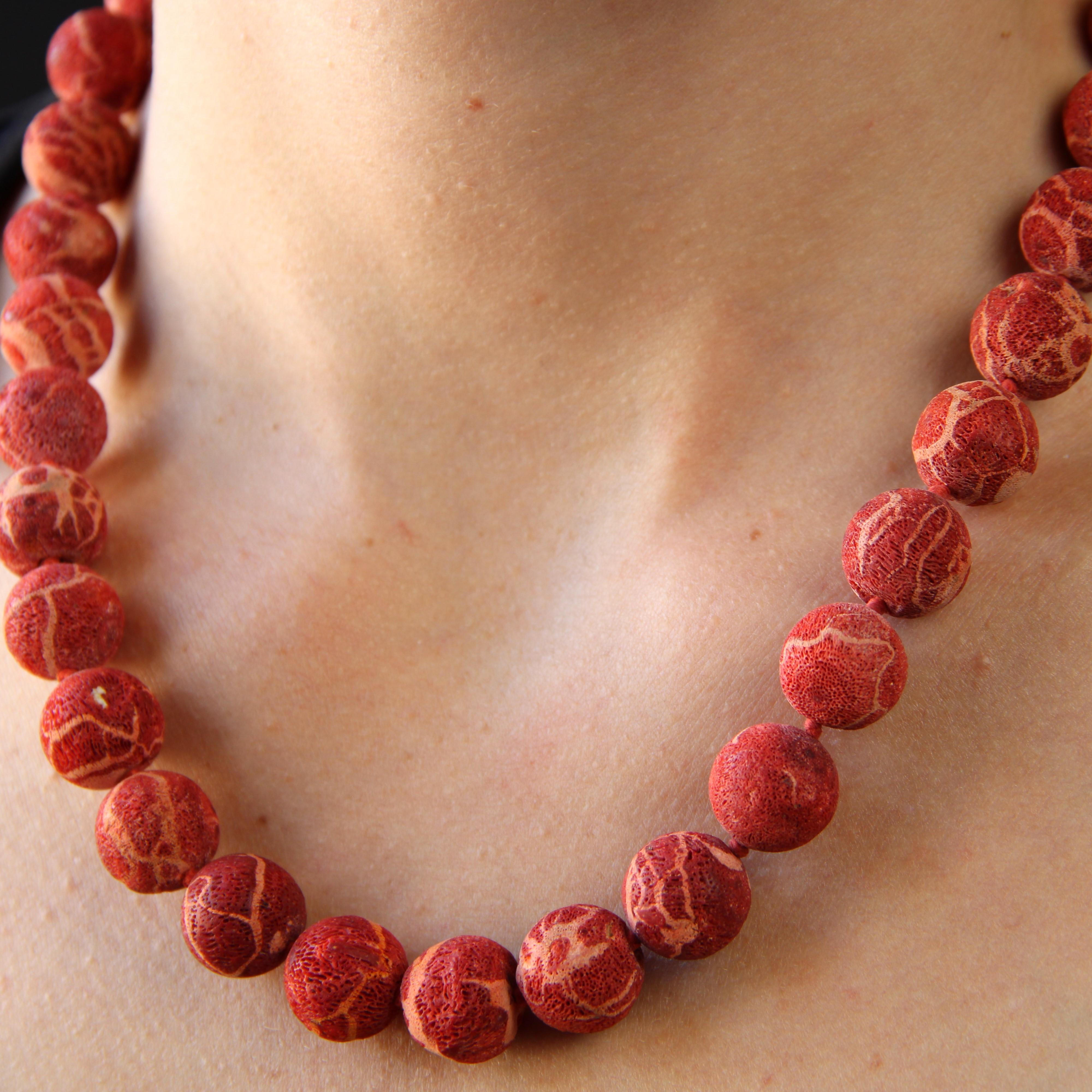 Modern Raw Coral 18 Karat Yellow Gold Chiseled Clasp Necklace For Sale 5