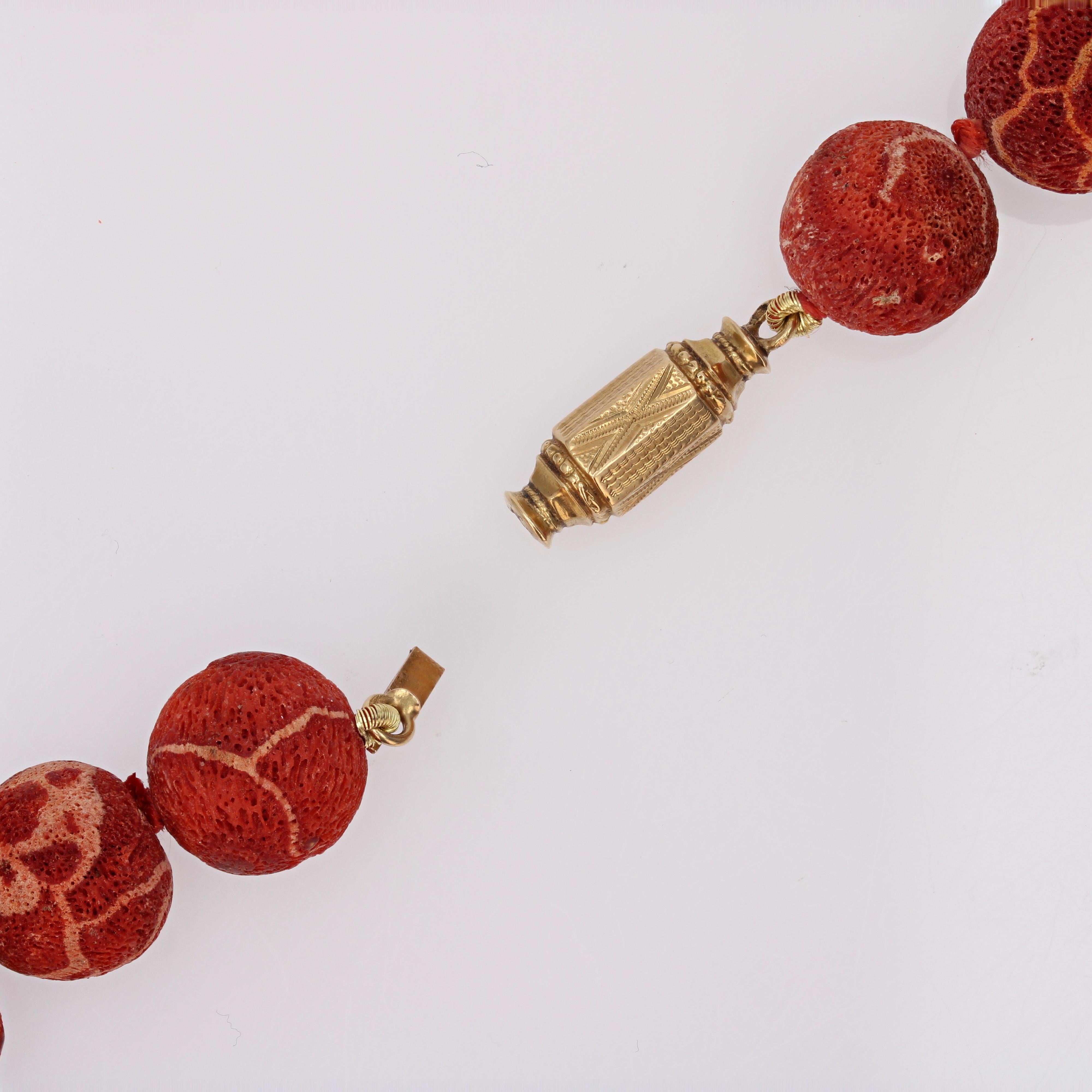 Modern Raw Coral 18 Karat Yellow Gold Chiseled Clasp Necklace For Sale 8