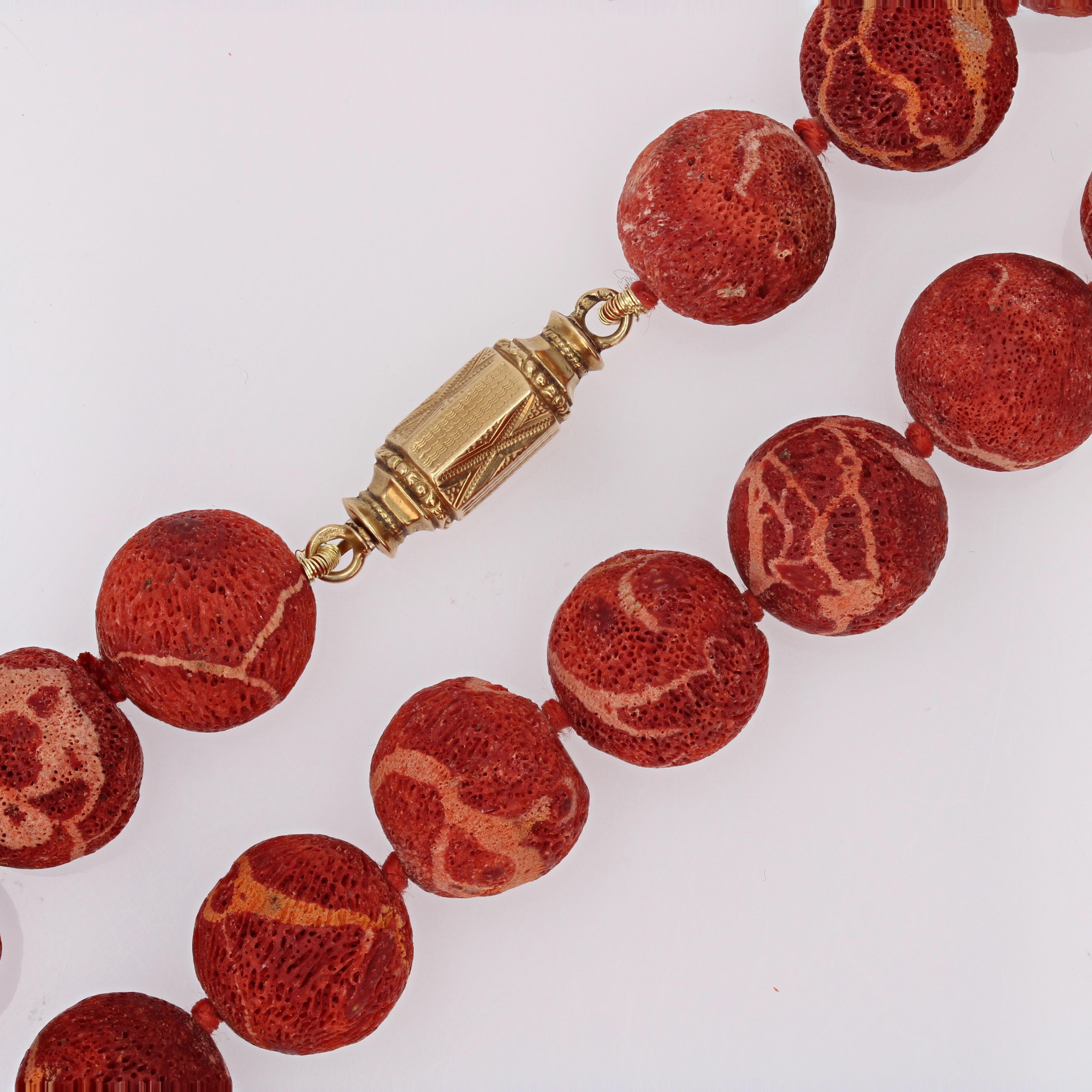 Modern Raw Coral 18 Karat Yellow Gold Chiseled Clasp Necklace For Sale 9