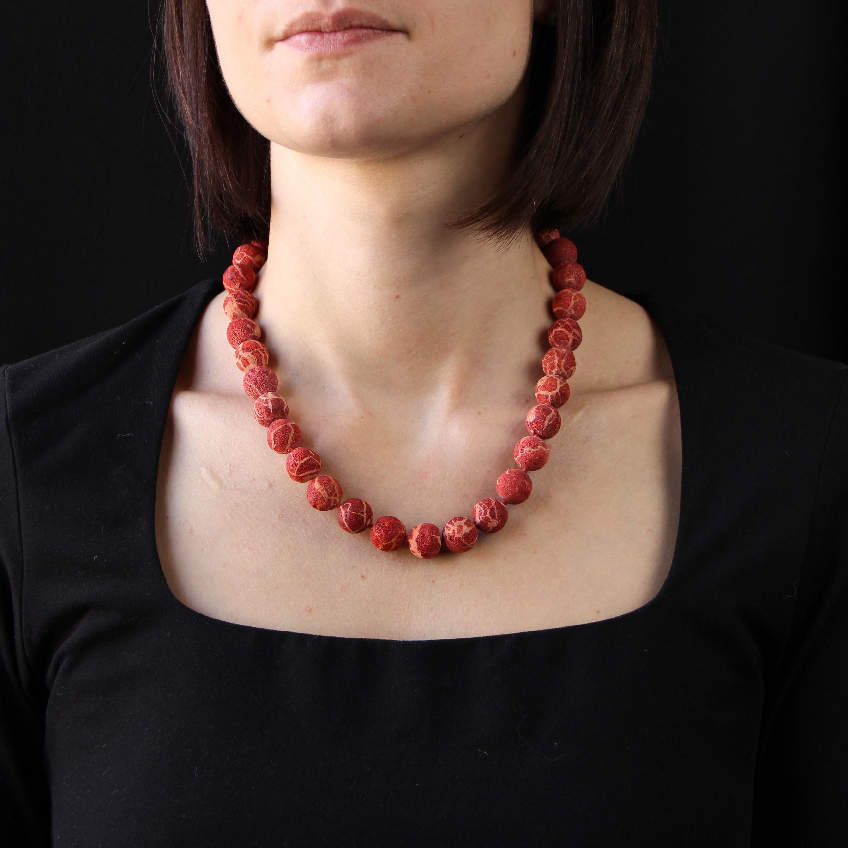 Baume Creation - Unique piece.
Necklace of unpolished natural coral beads, clasp in 18 karat yellow gold, ratcheted and chased all around.
Length : 50 cm, diameter of the pearls : 13,5/14 mm approximately.
Total weight of the jewel : 63,3 g