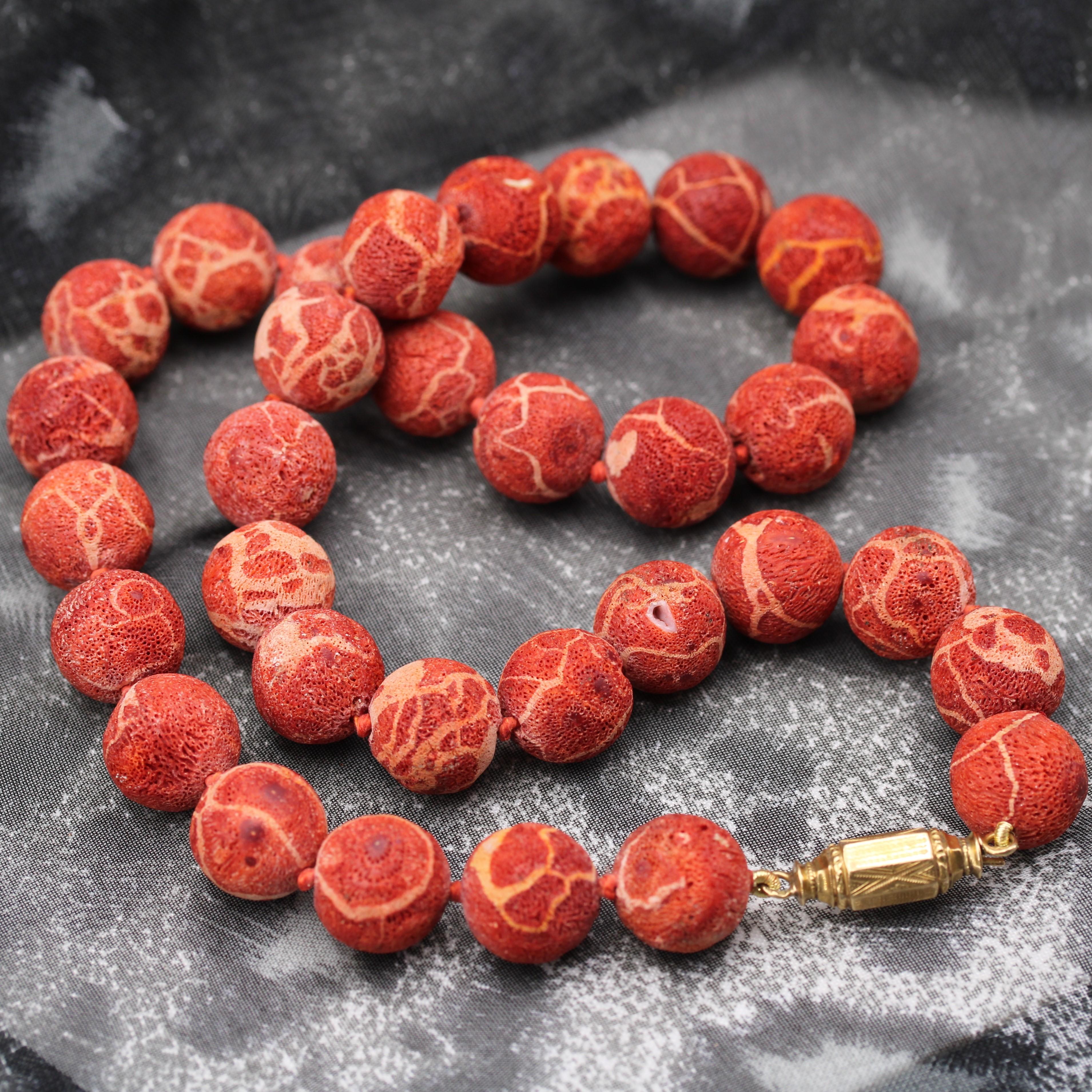 Bead Modern Raw Coral 18 Karat Yellow Gold Chiseled Clasp Necklace For Sale