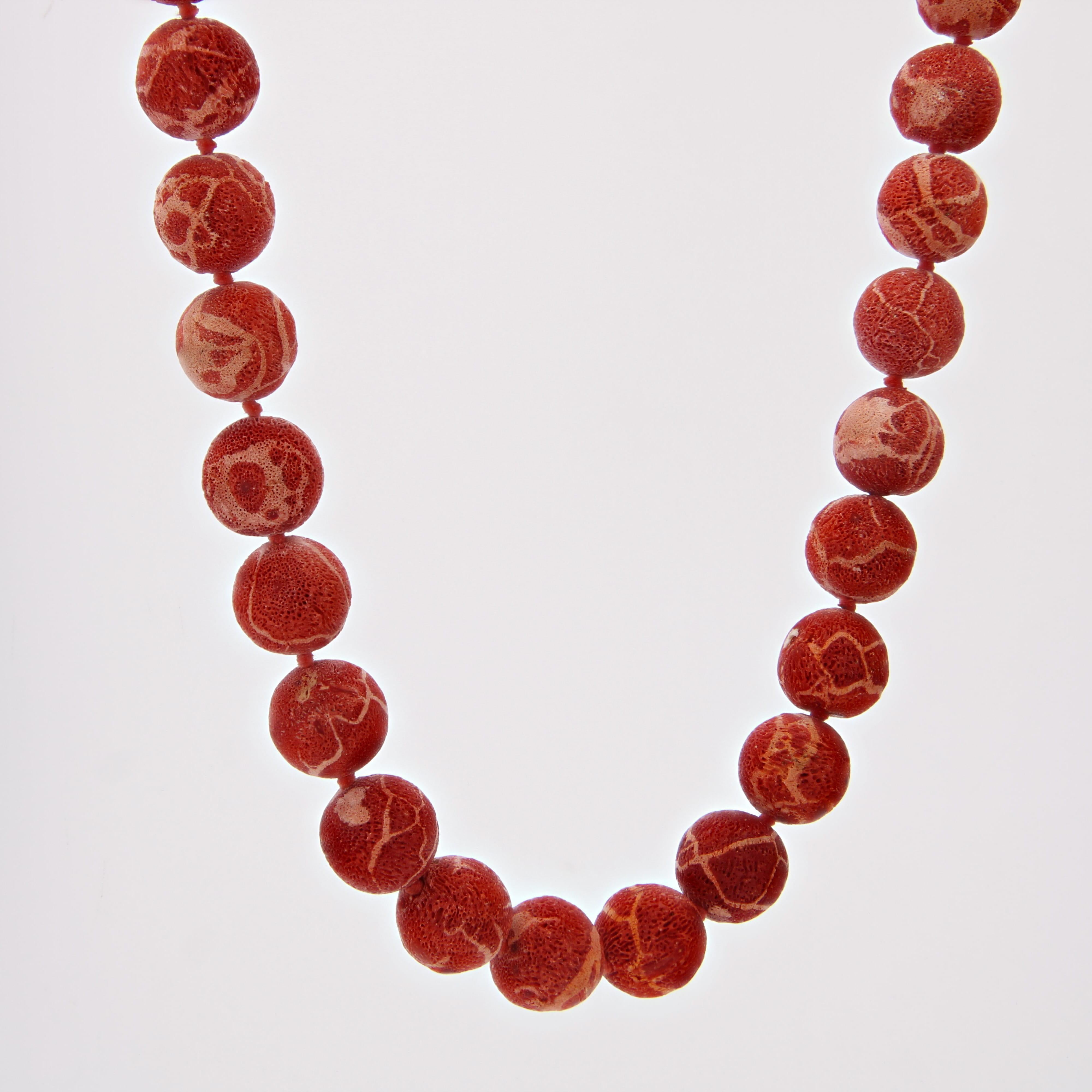 Modern Raw Coral 18 Karat Yellow Gold Chiseled Clasp Necklace For Sale 1