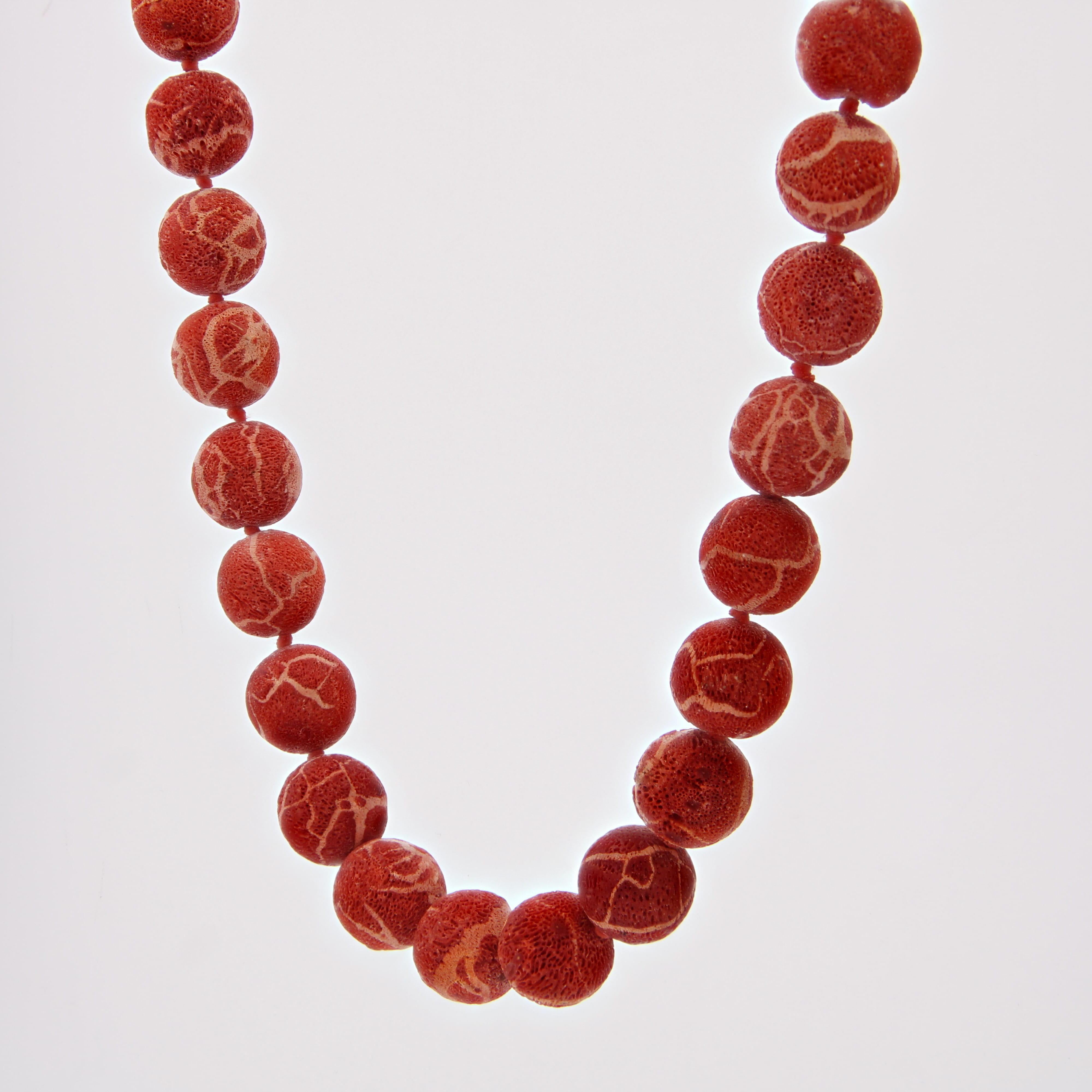 Modern Raw Coral 18 Karat Yellow Gold Chiseled Clasp Necklace For Sale 2