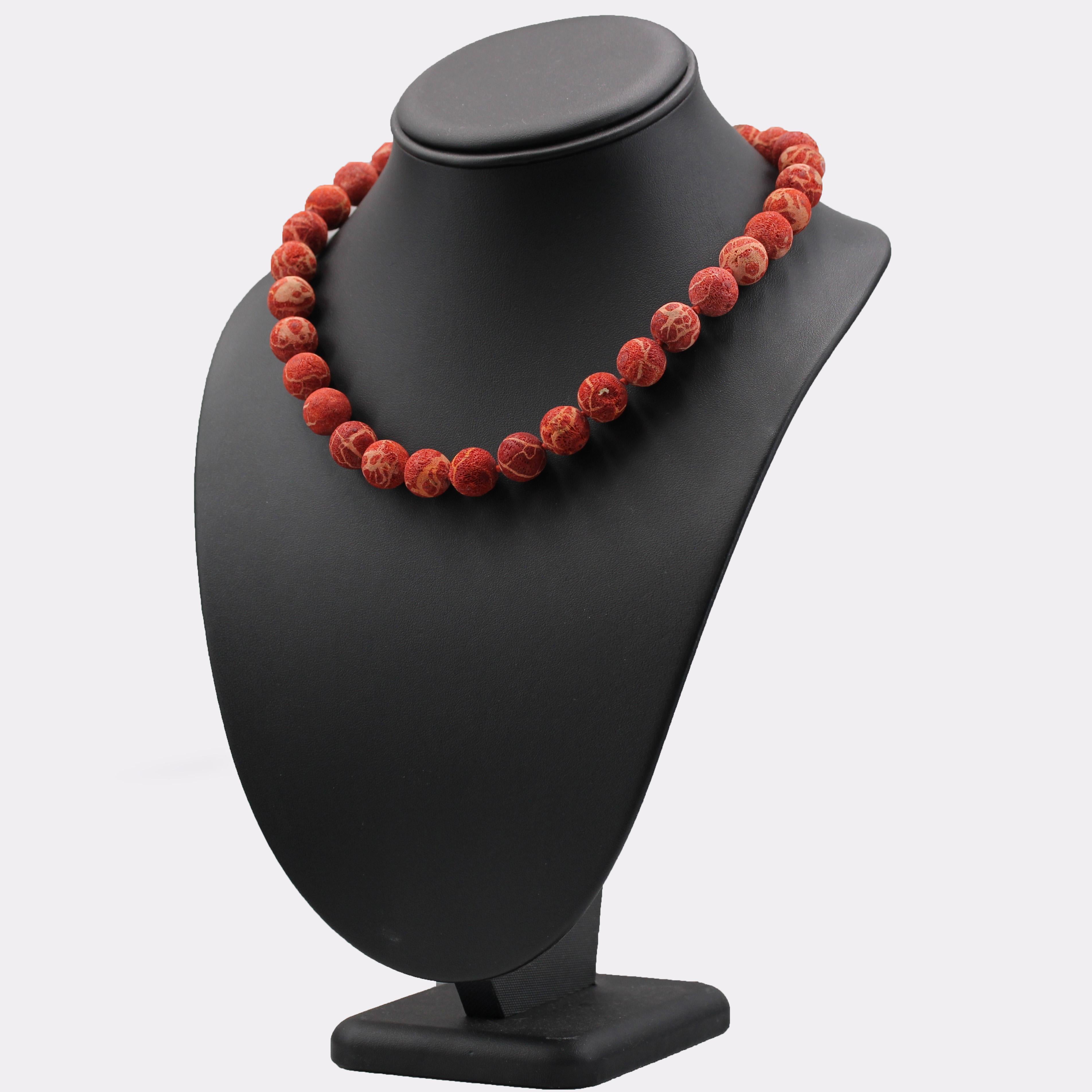 Modern Raw Coral 18 Karat Yellow Gold Chiseled Clasp Necklace For Sale 3