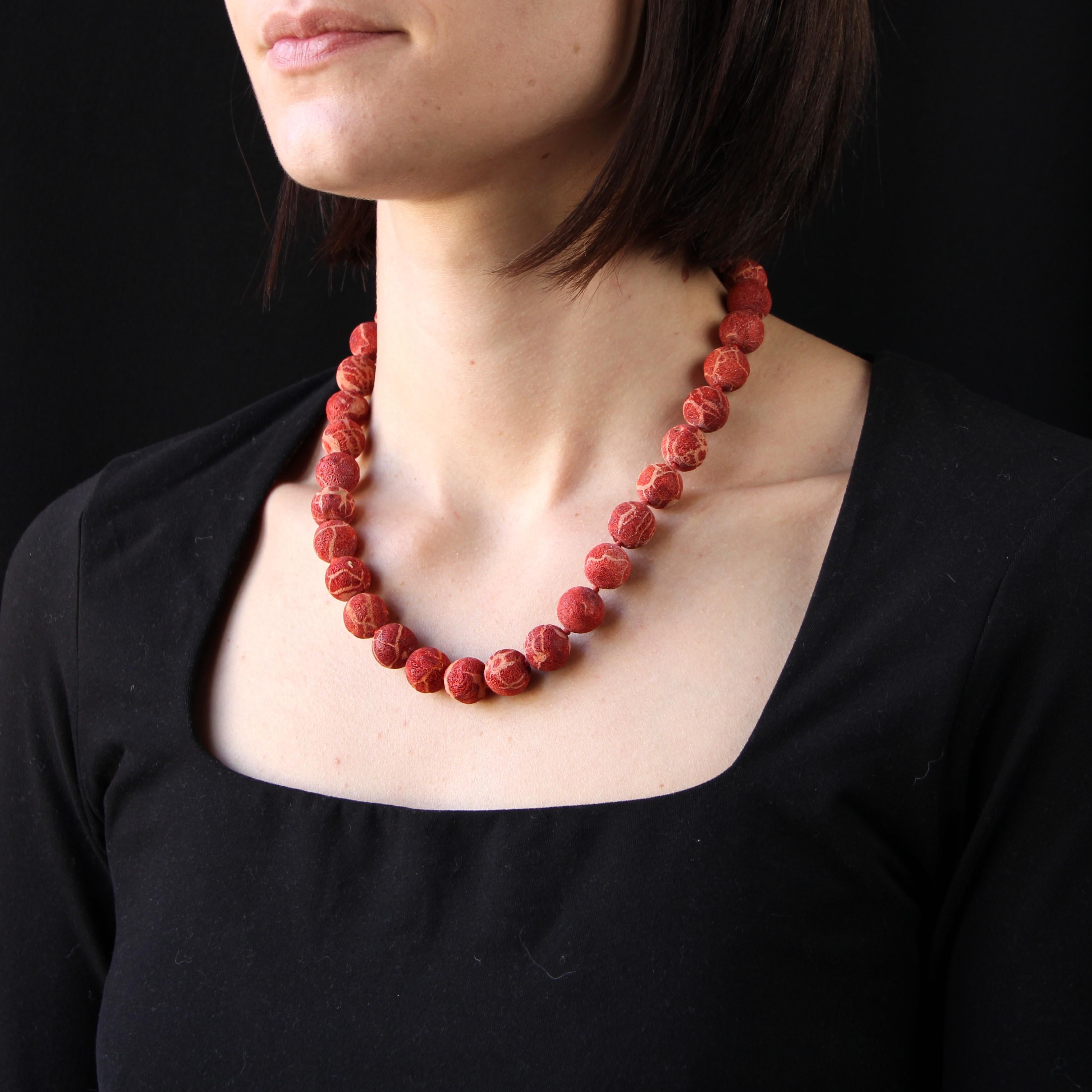 Modern Raw Coral 18 Karat Yellow Gold Chiseled Clasp Necklace For Sale 4