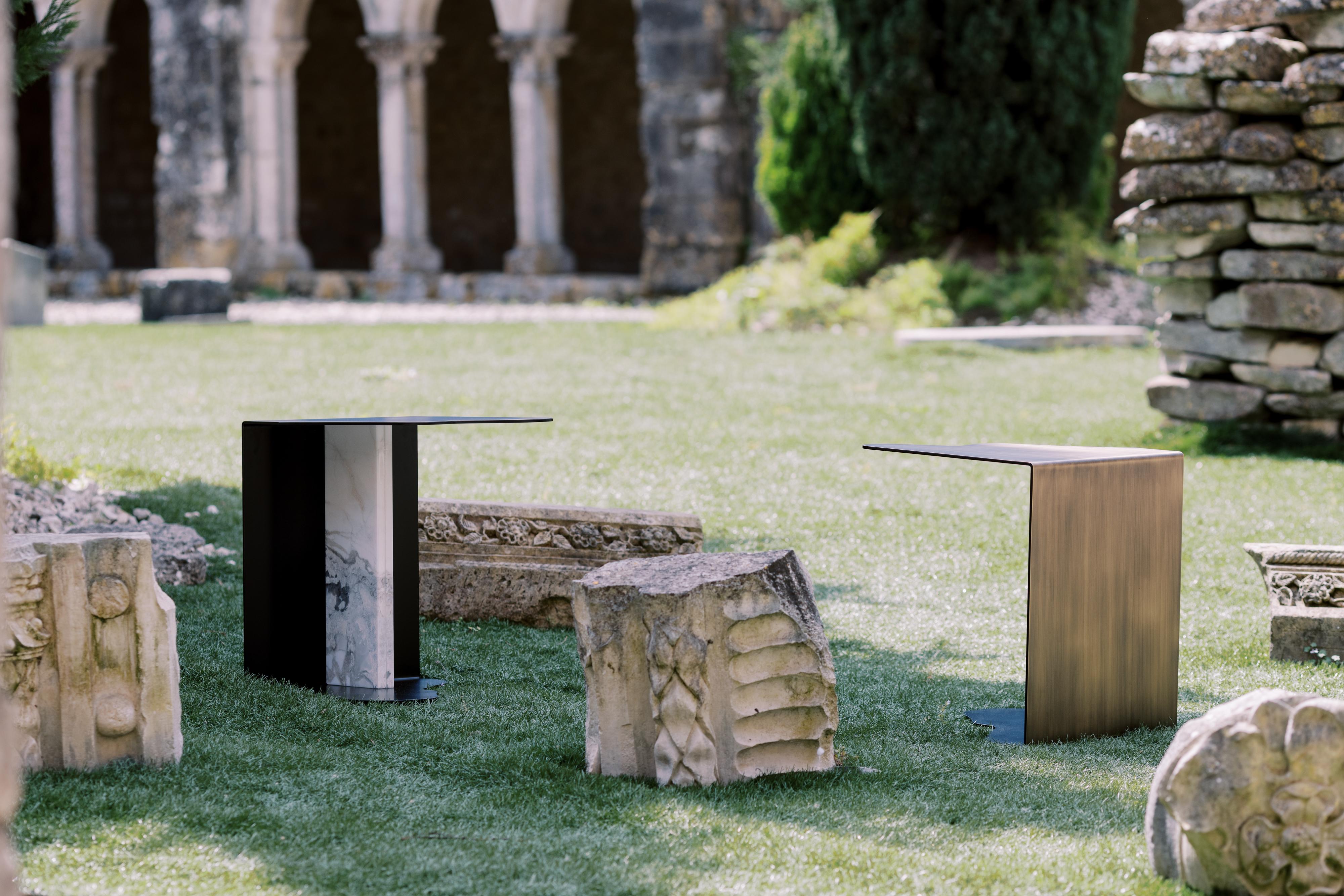 Marbre statuaire Table d'appoint brute mi-siècle moderne, marbre blanc Dover, fabriquée à la main par Greenapple en vente