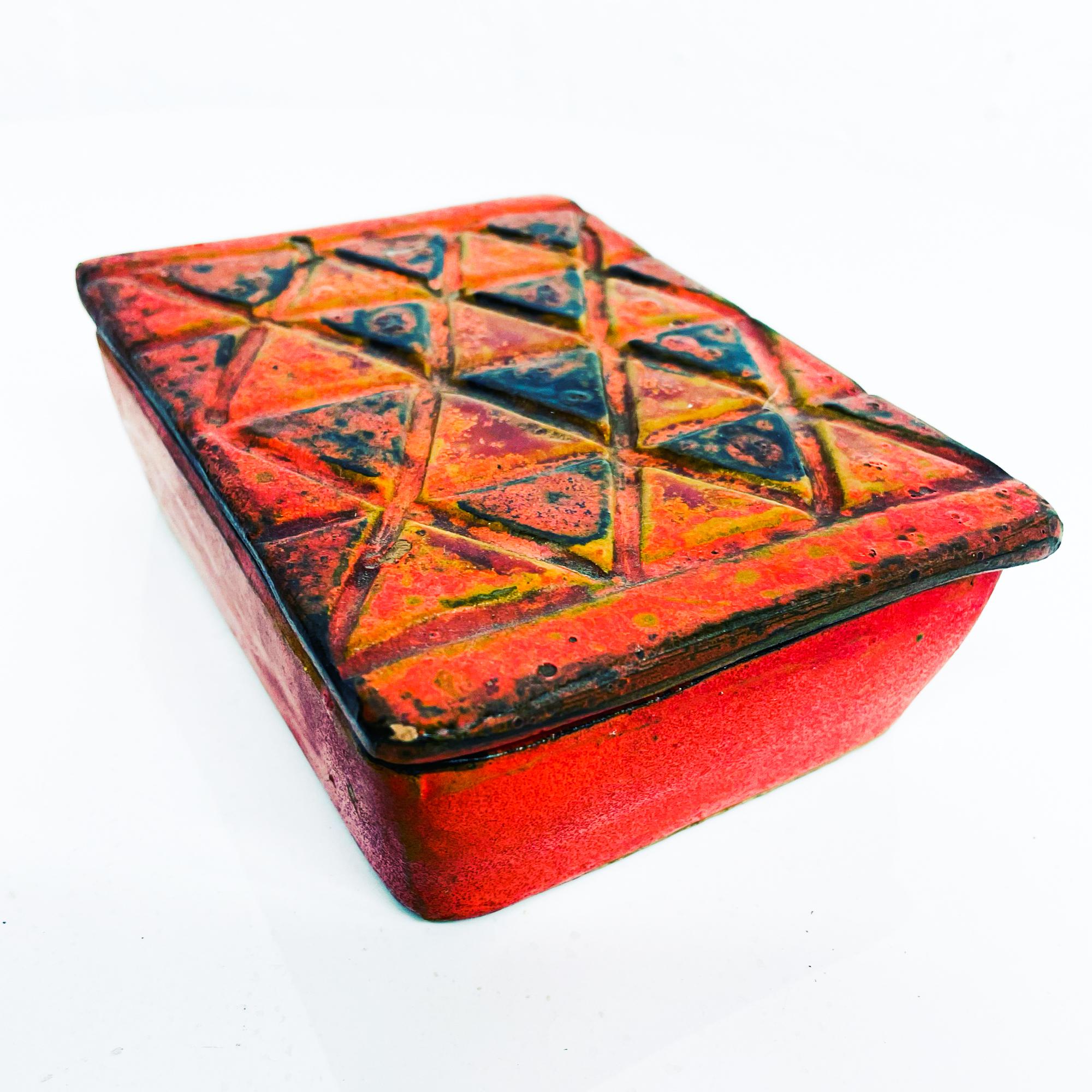 Midcentury Italian Red Black decorative pottery lidded box
Decoration in geometric relief.
attributed Bitossi
Stamped Italy
6 x 4.38 x 2 H inches
Presentation unrestored, original vintage condition
Review all images.




