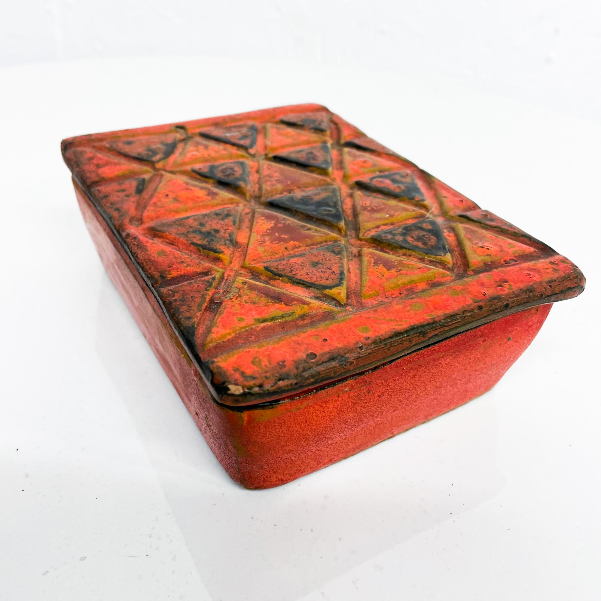 Mid-Century Modern 1960s Bitossi Pottery Red Lidded Box Relief Design Italy en vente
