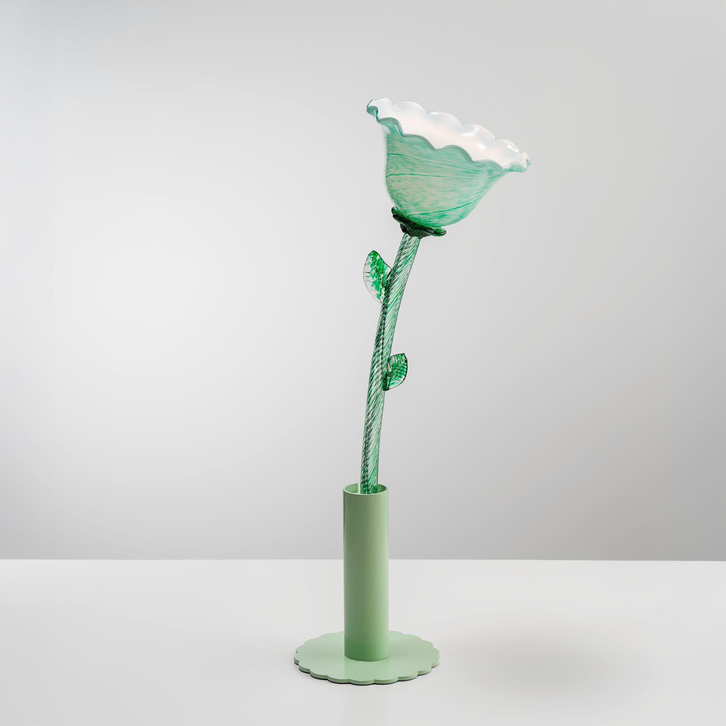 La collezione, disegnata da Alessandra Baldereschi, è composta da sei fiori non aperti in vetro artistico soffiato a mano; gemme preziose che stanno per aprirsi e rivelare tutta la loro bellezza. Si tratta di boccioli in sei colori pastello che, una
