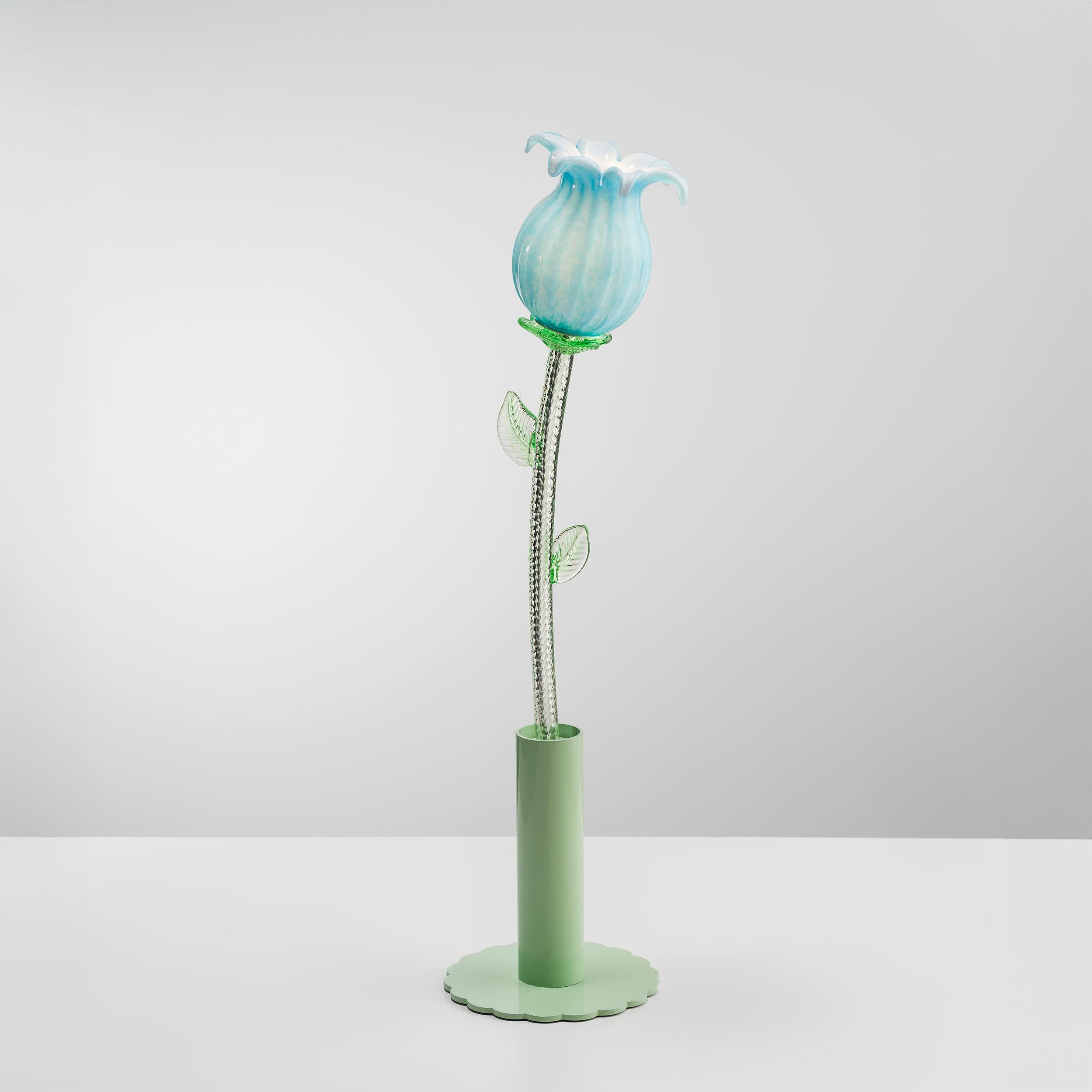 La collezione, disegnata da Alessandra Baldereschi, è composta da sei fiori non aperti in vetro artistico soffiato a mano; gemme preziose che stanno per aprirsi e rivelare tutta la loro bellezza. Si tratta di boccioli in sei colori pastello che, una