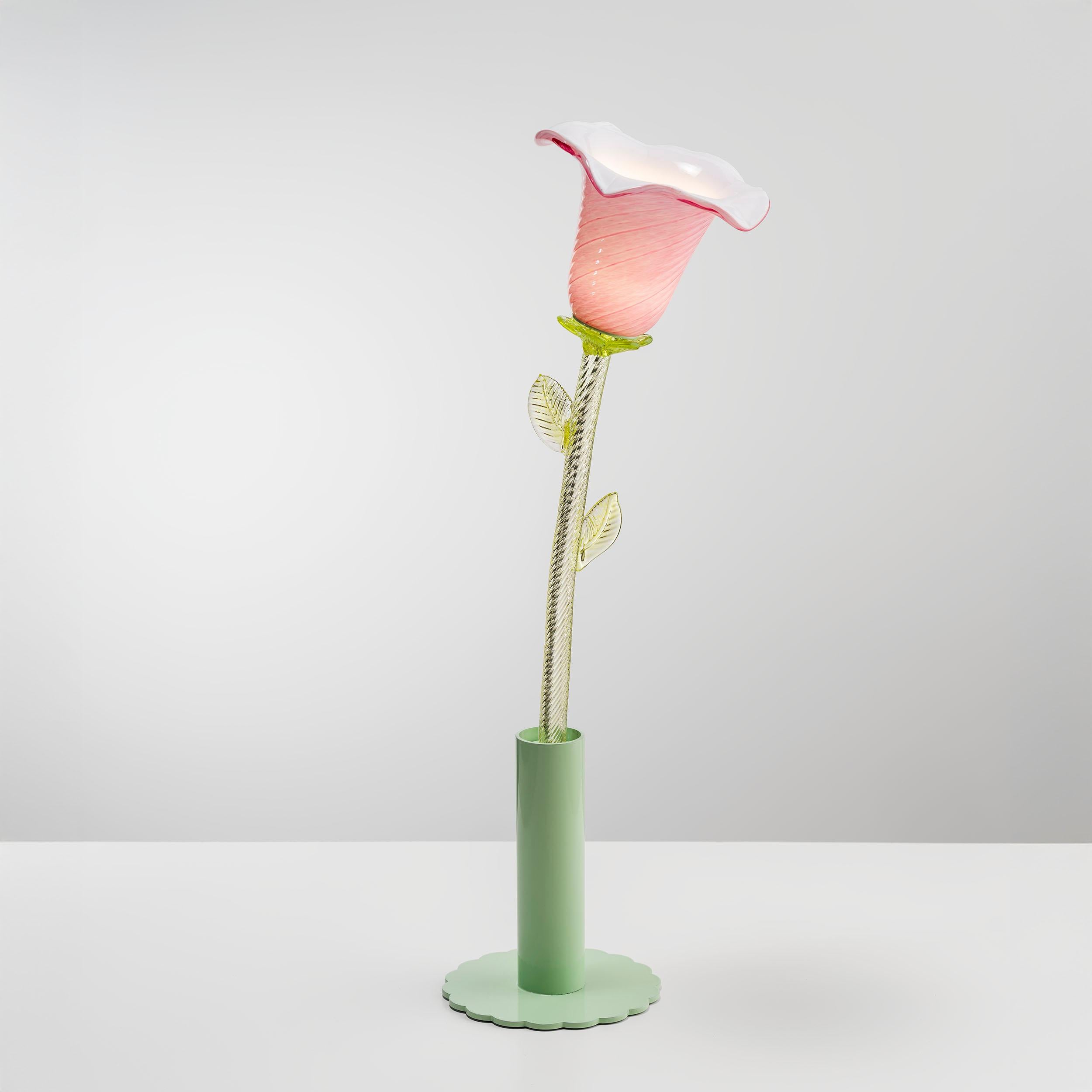 Die von Alessandra Baldereschi entworfene Kollektion besteht aus sechs ungeöffneten Blumen aus mundgeblasenem Kunstglas, kostbaren Edelsteinen, die sich bald öffnen und ihre ganze Schönheit offenbaren werden. Es handelt sich um Knospen in sechs