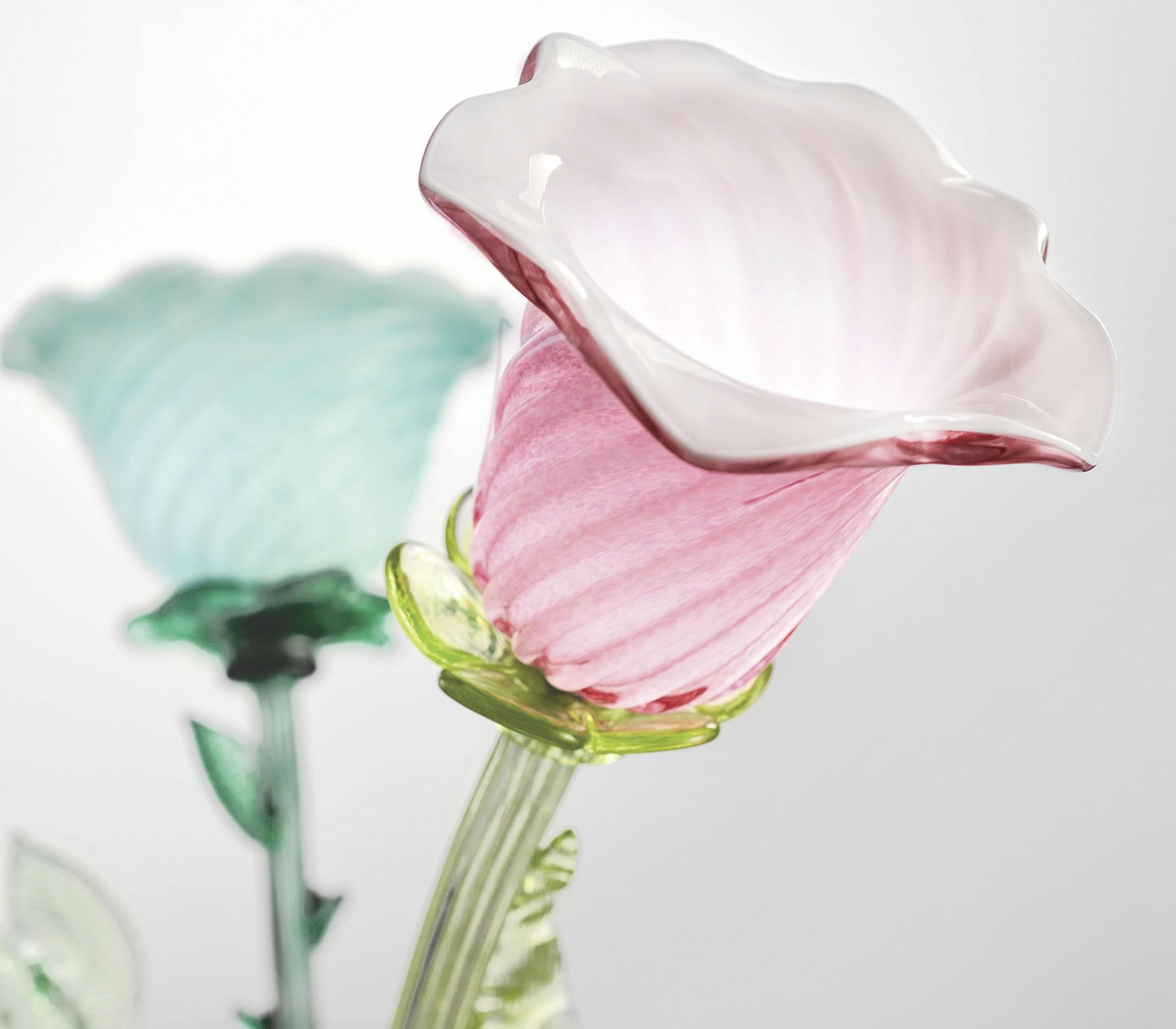 Moderne wiederaufladbare Tischlampe Murano Glas Blume Alessandra Baldereschi (Italienisch) im Angebot