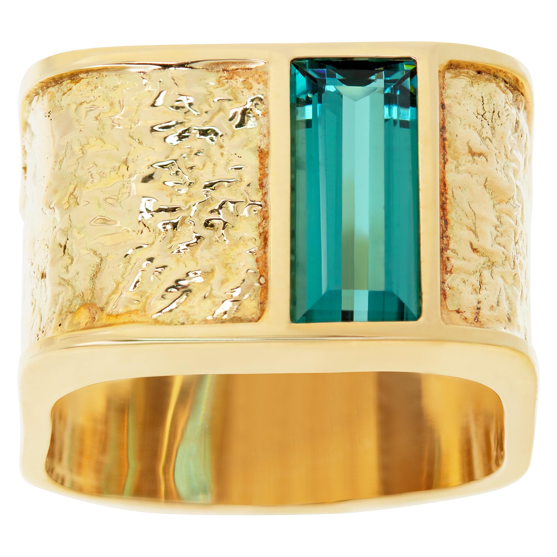 Modern rectangle gold tourmaline ring In Excellent Condition For Sale In Surfside, FL