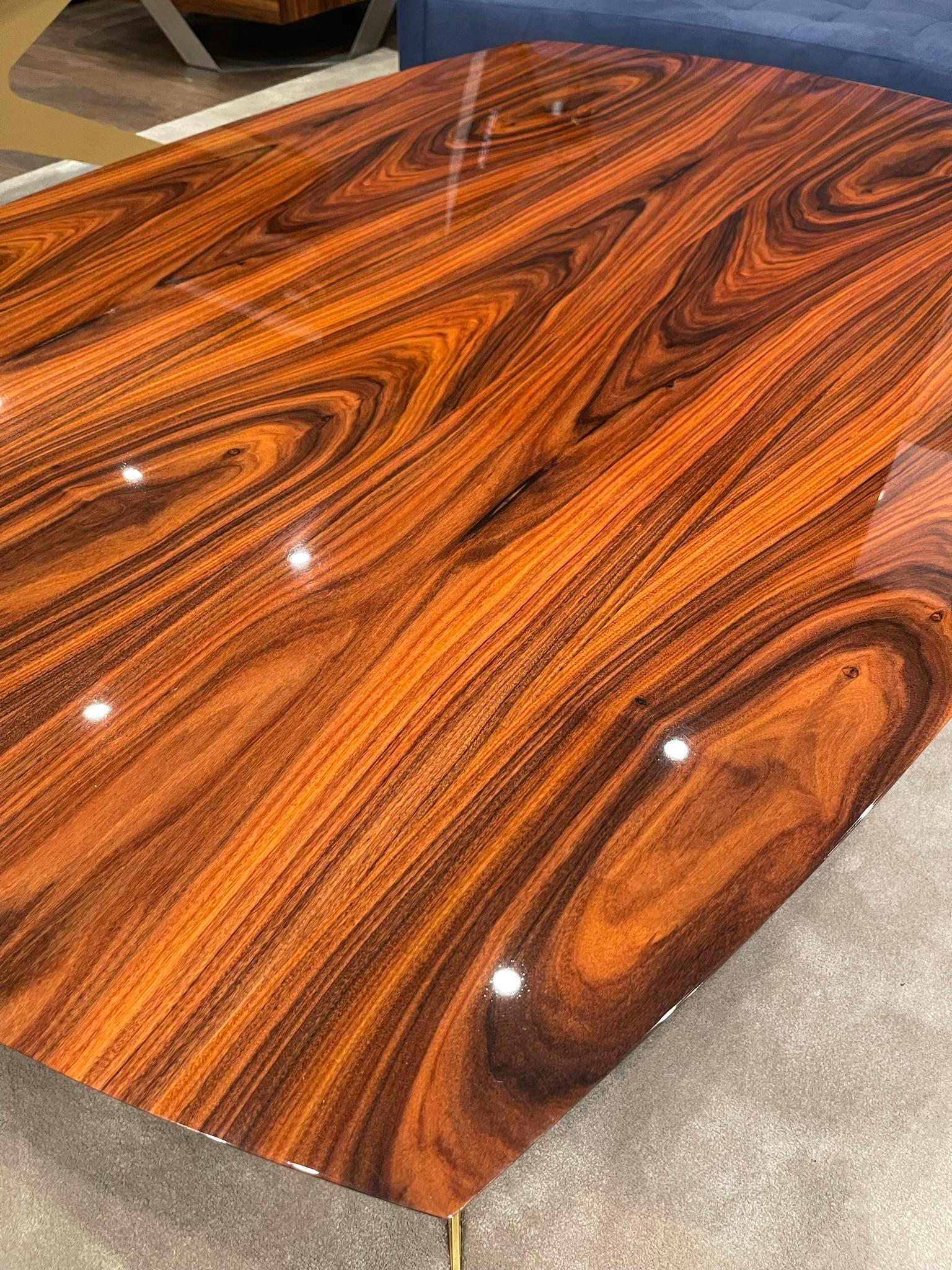 Table basse rectangulaire moderne en bois de fer et acier laqué doré à haute brillance en vente 2