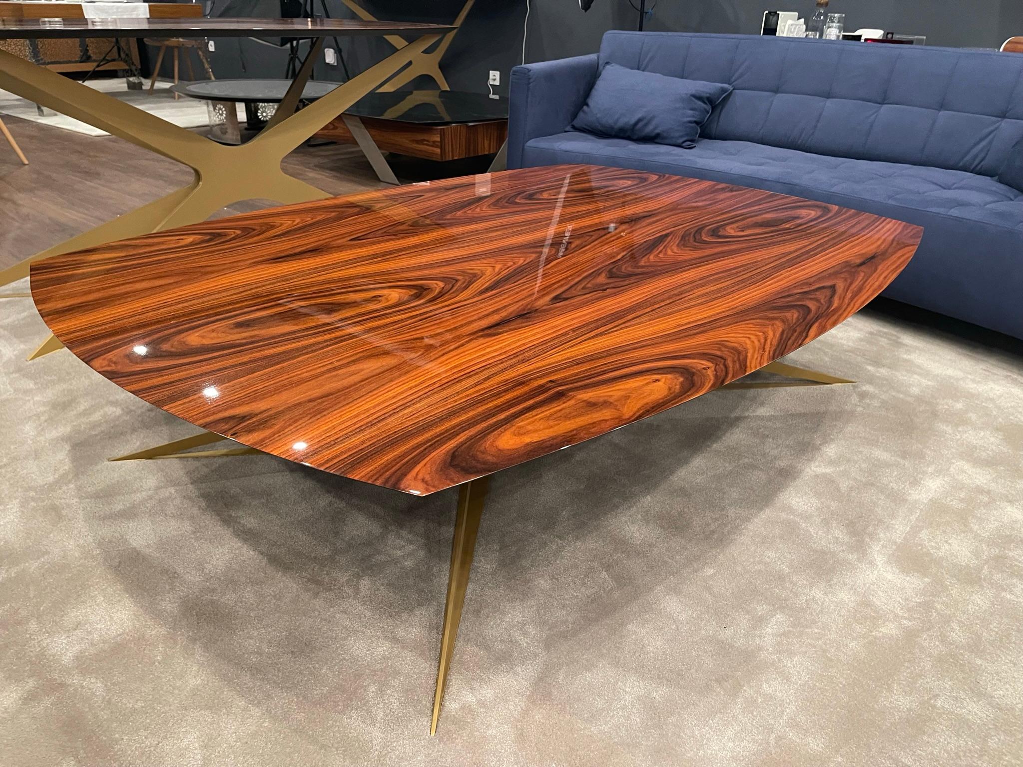 Moderne Table basse rectangulaire moderne en bois de fer et acier laqué doré à haute brillance en vente