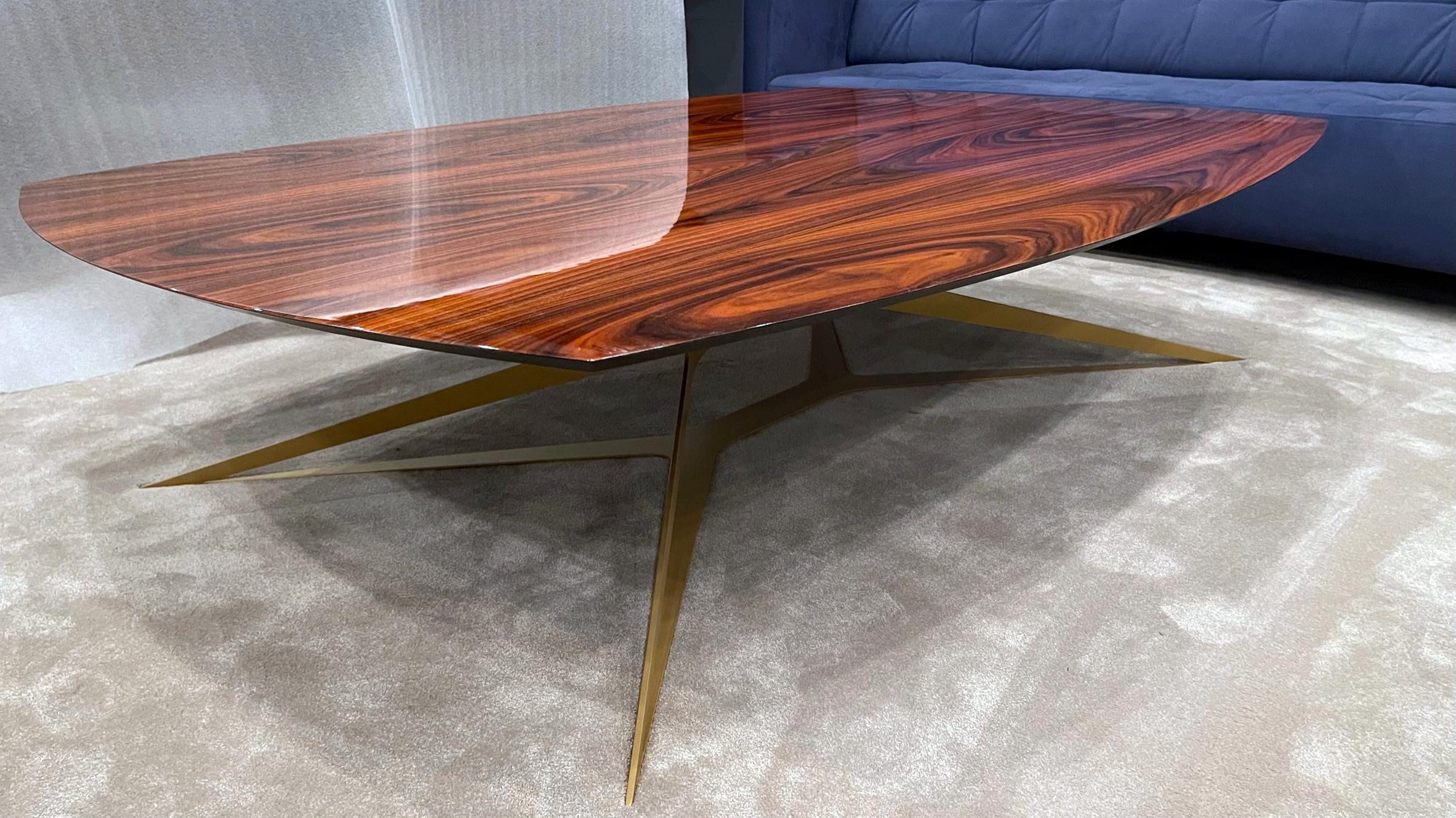 Portugais Table basse rectangulaire moderne en bois de fer et acier laqué doré à haute brillance en vente