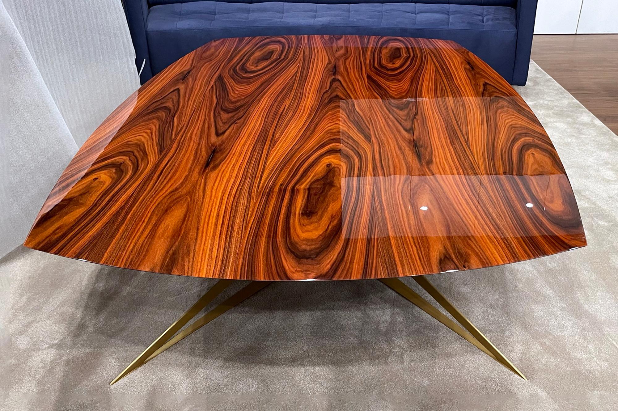 XXIe siècle et contemporain Table basse rectangulaire moderne en bois de fer et acier laqué doré à haute brillance en vente