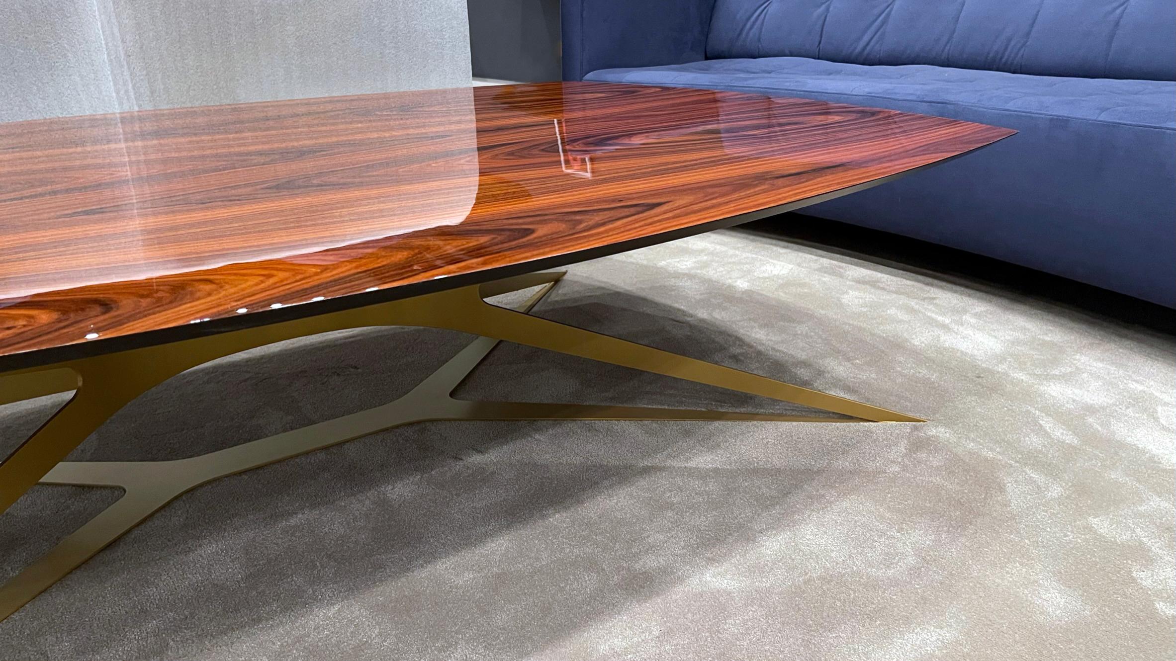 Table basse rectangulaire moderne en bois de fer et acier laqué doré à haute brillance en vente 1