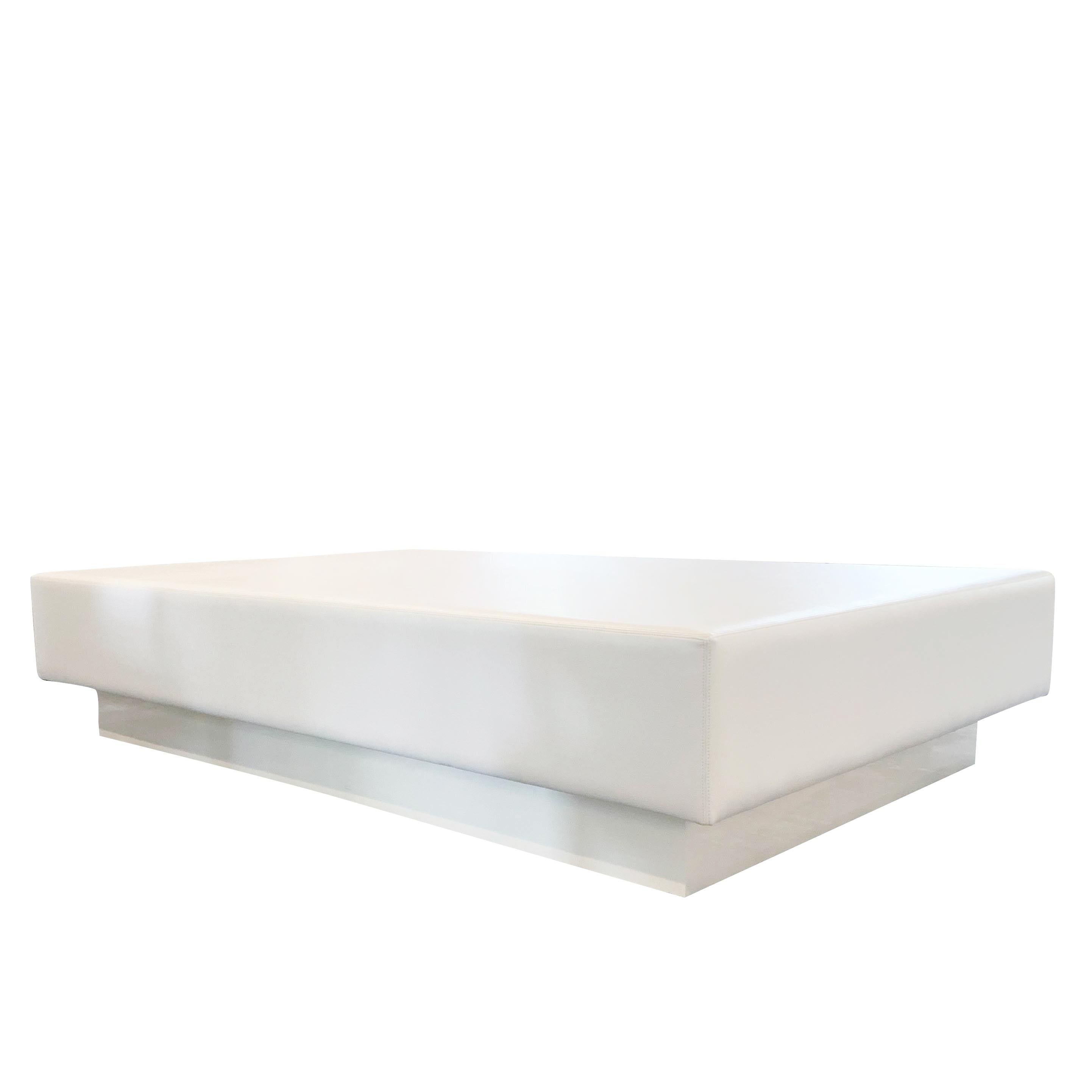 Laqué Table basse rectangulaire moderne avec plateau rembourré en vinyle en vente