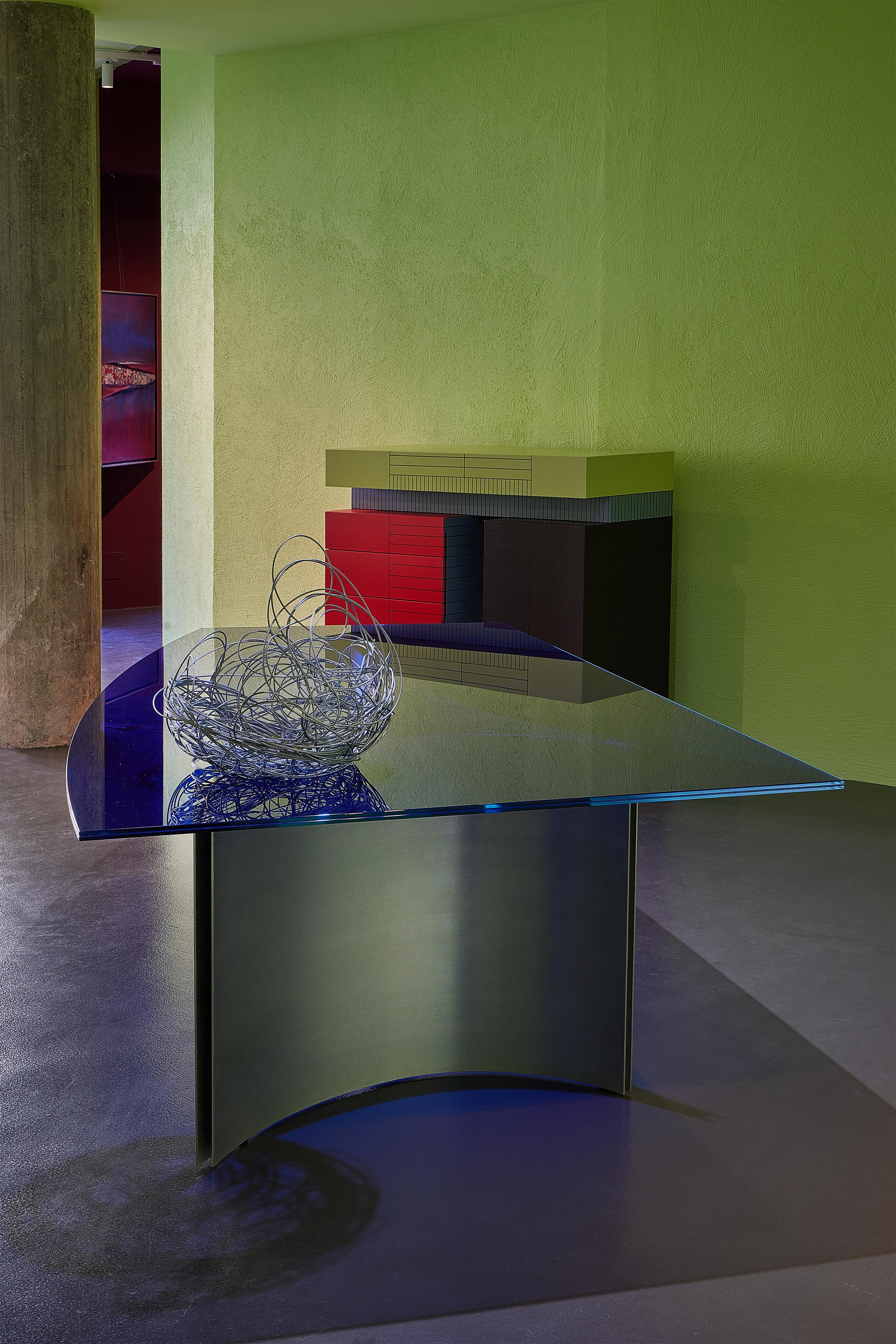 Mesa de Comedor Rectangular Moderna Tablero Curvo Aluminio Color Vidrio Dilmos Italiano en venta