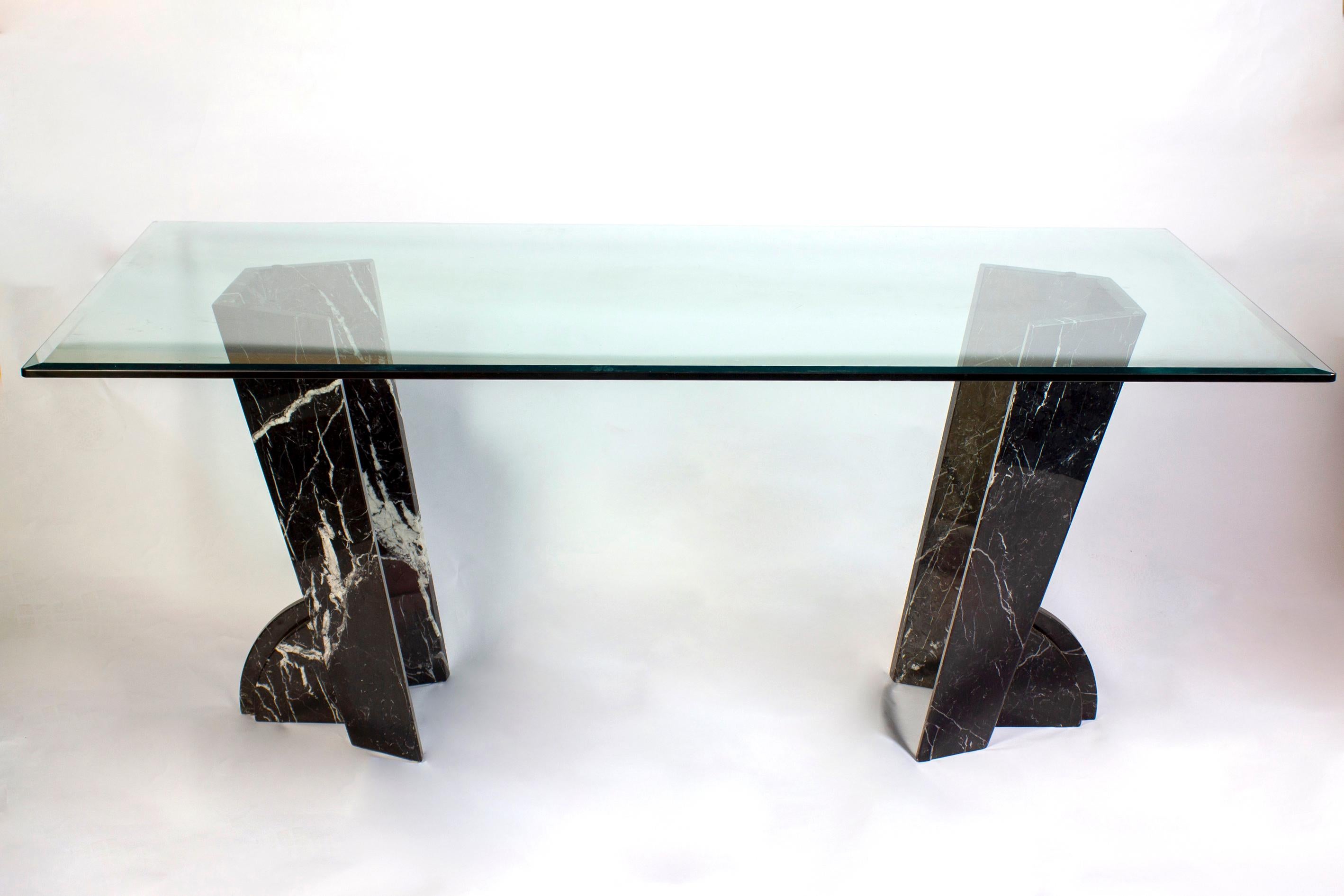 Un sorprendente tavolo da pranzo o da centro in vetro rettangolare.
Supporti geometrici in marmo nero dal design elegante.
Eccellenti condizioni originali d'epoca.
Può essere utilizzato come tavolo da pranzo o come centro tavola.
  