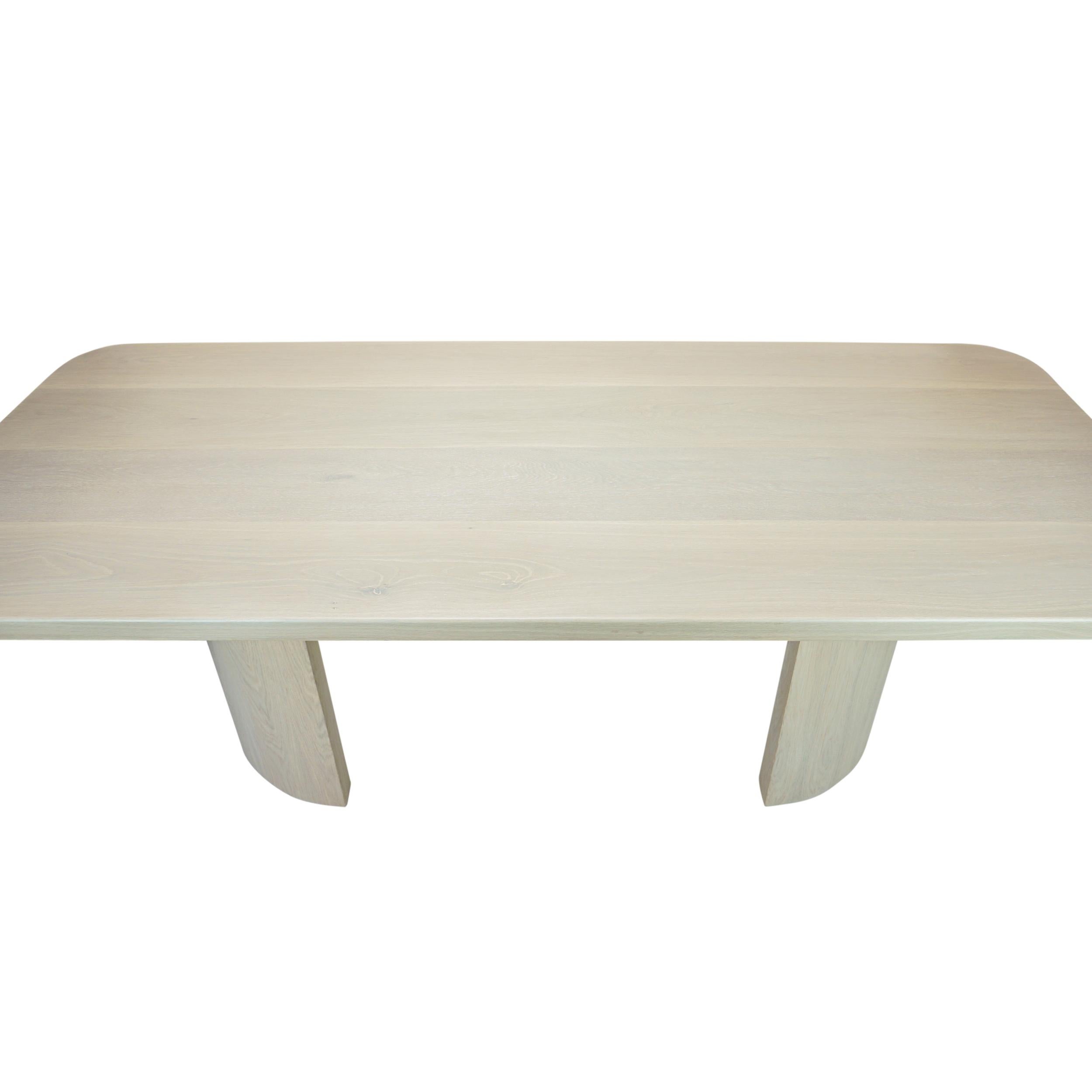 Table de salle à manger moderne rectangulaire en chêne blanc avec pieds demi-cylindres et coins ronds en vente 2