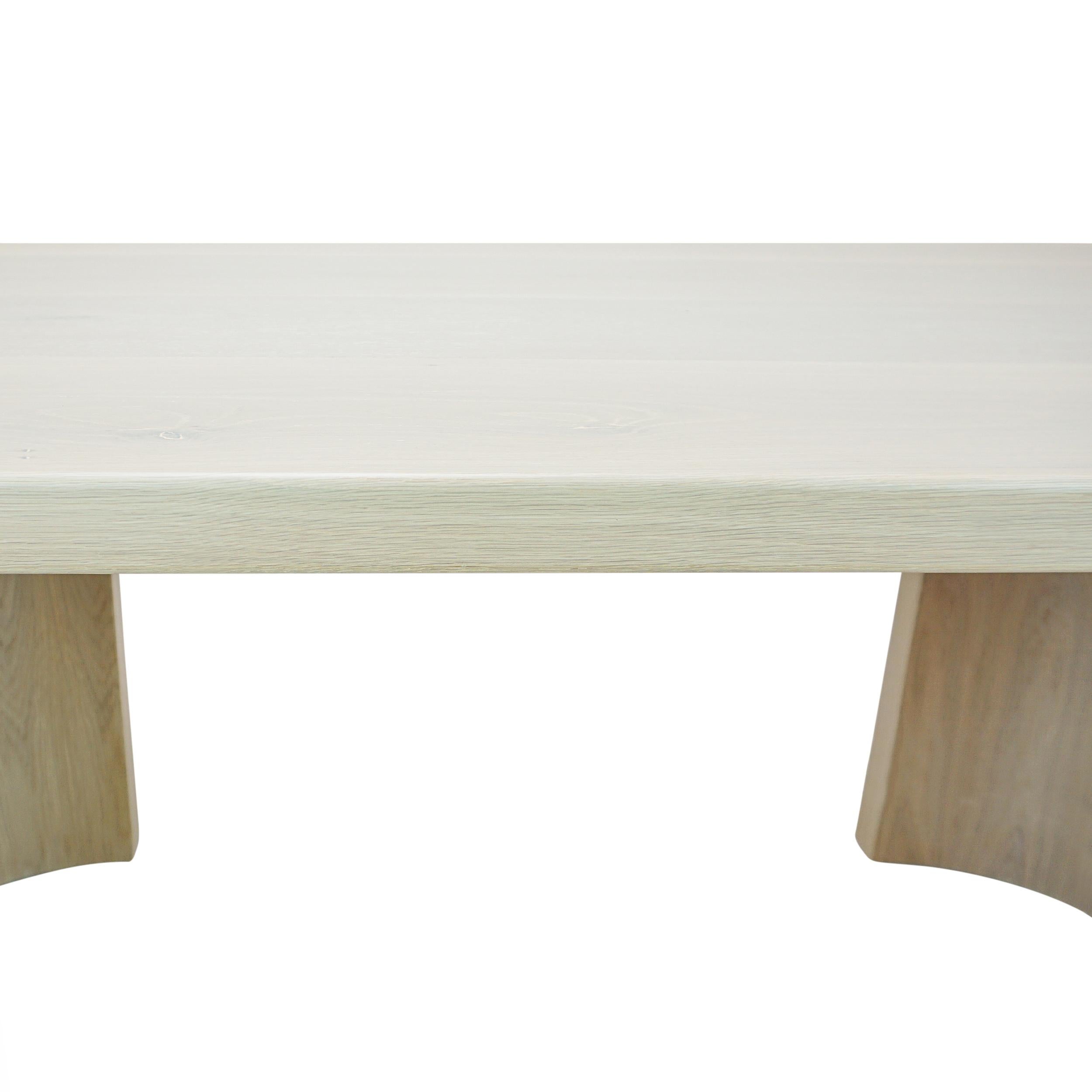 Table de salle à manger moderne rectangulaire en chêne blanc avec pieds demi-cylindres et coins ronds en vente 3
