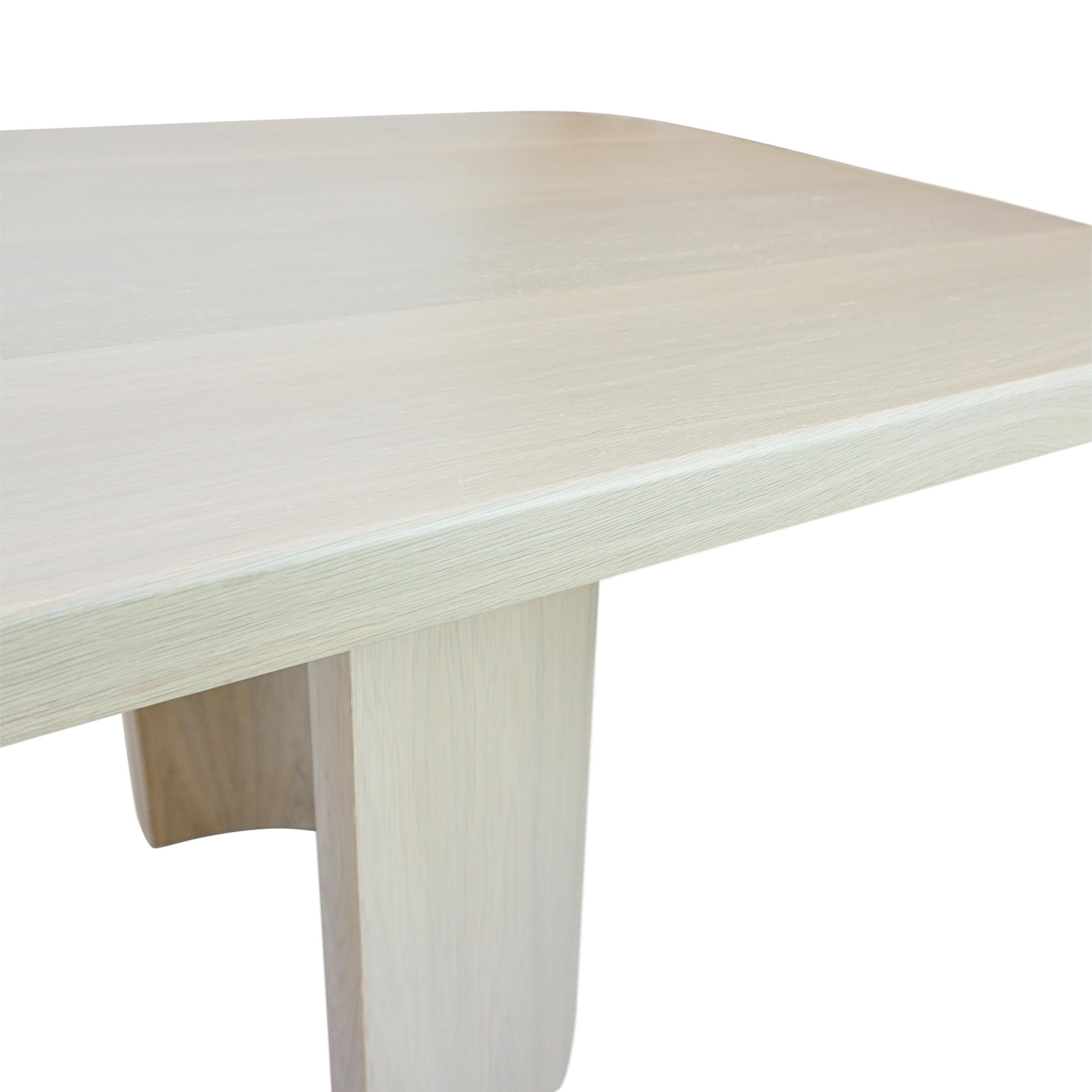Table de salle à manger moderne rectangulaire en chêne blanc avec pieds demi-cylindres et coins ronds en vente 4