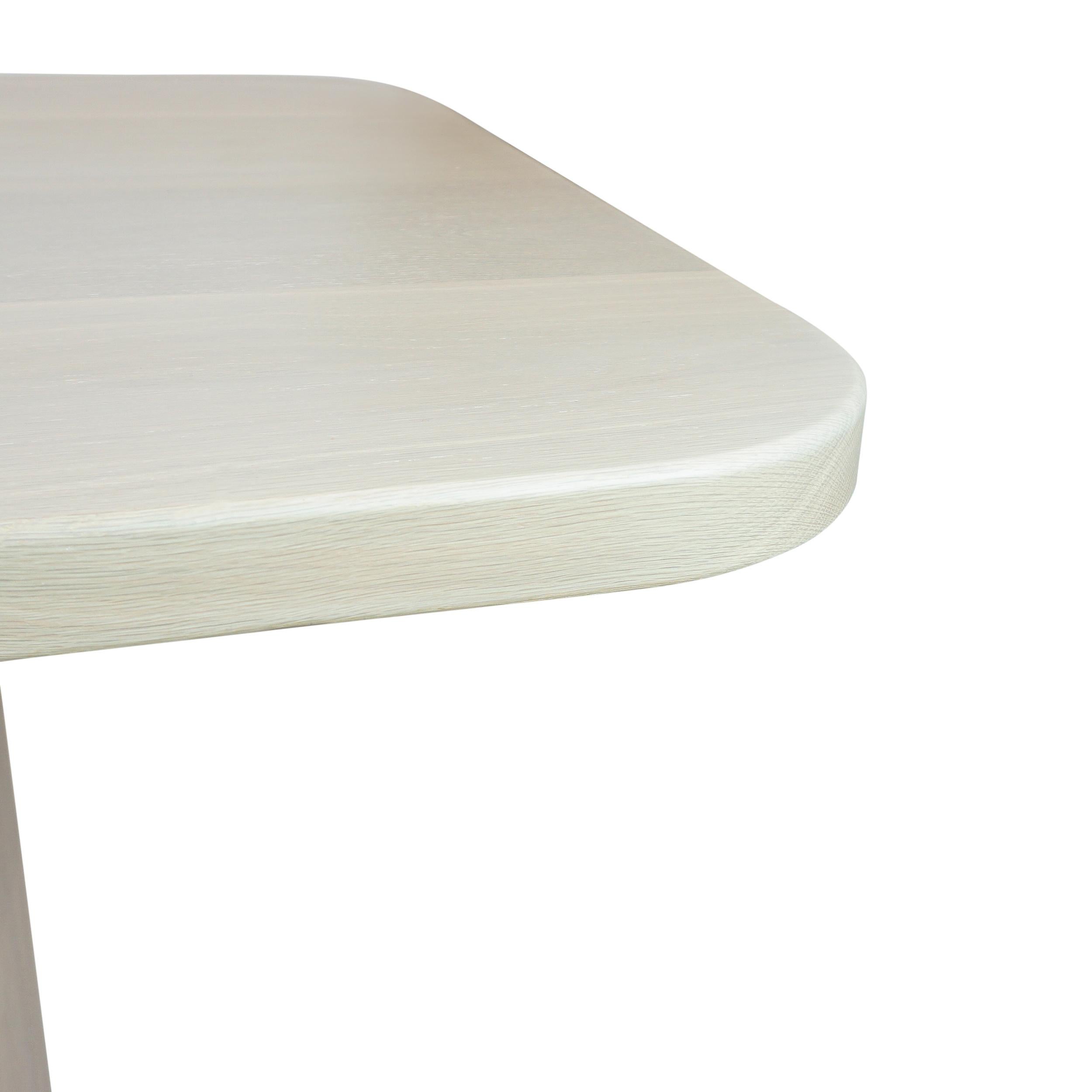 Table de salle à manger moderne rectangulaire en chêne blanc avec pieds demi-cylindres et coins ronds en vente 5