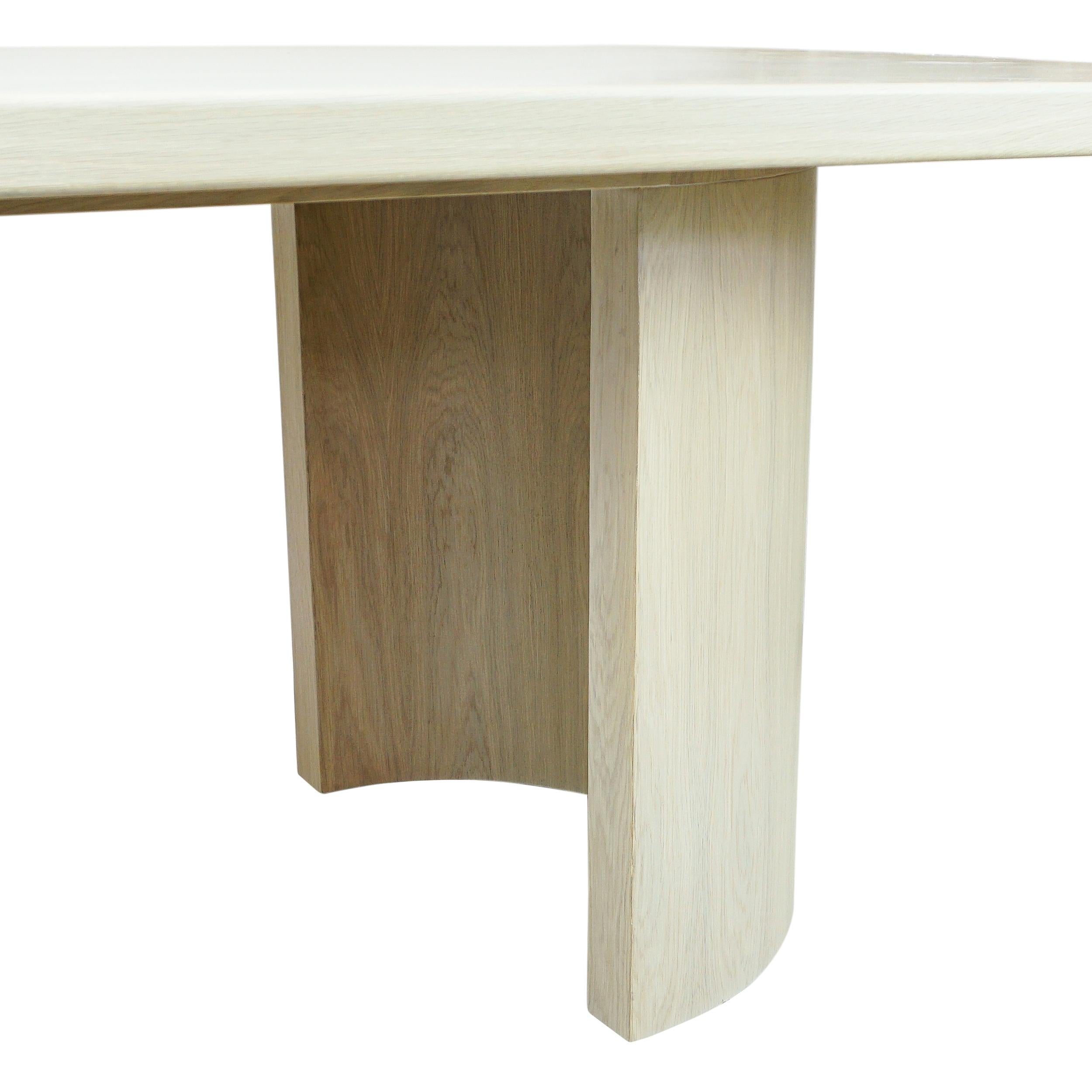 Table de salle à manger moderne rectangulaire en chêne blanc avec pieds demi-cylindres et coins ronds en vente 6