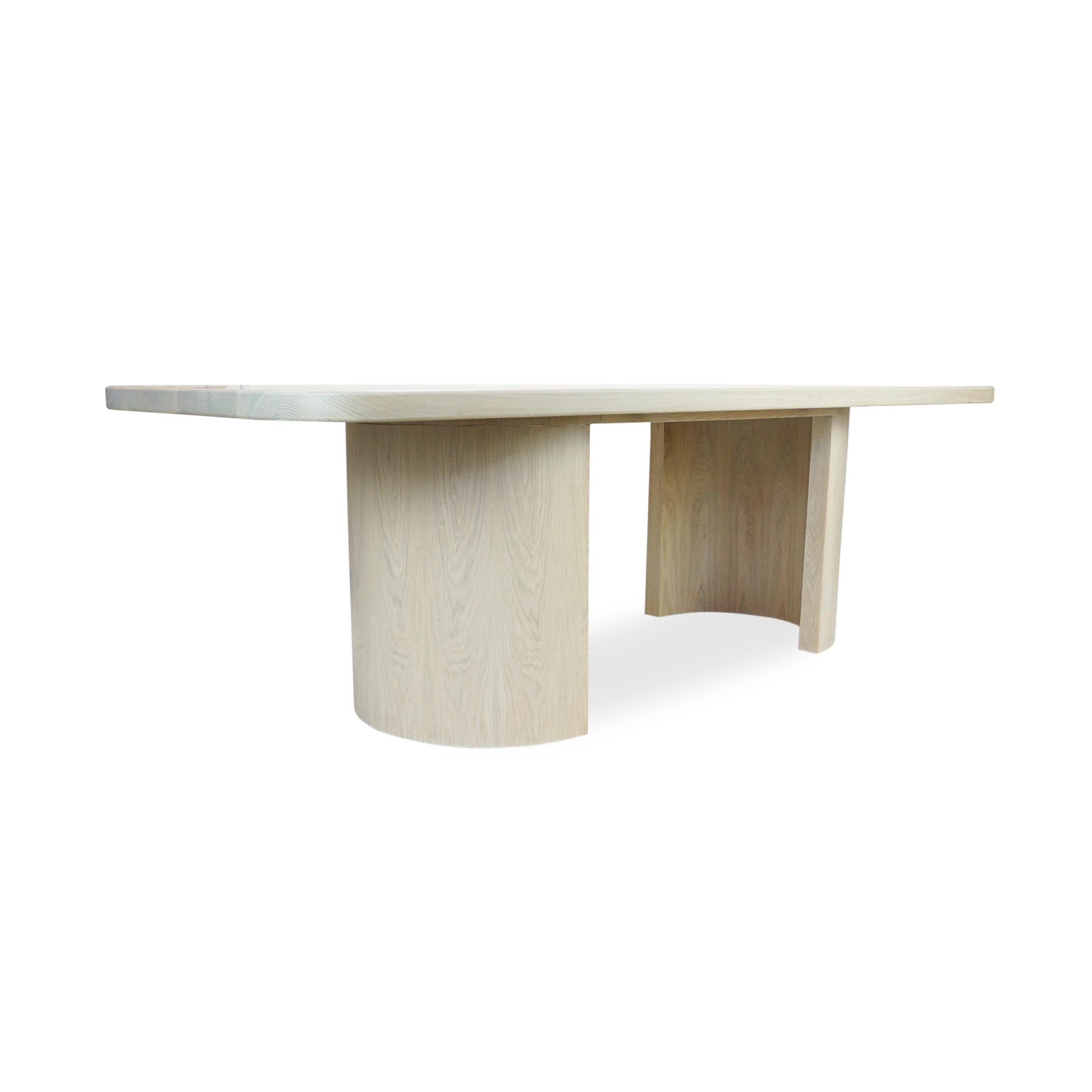 Moderne Table de salle à manger moderne rectangulaire en chêne blanc avec pieds demi-cylindres et coins ronds en vente