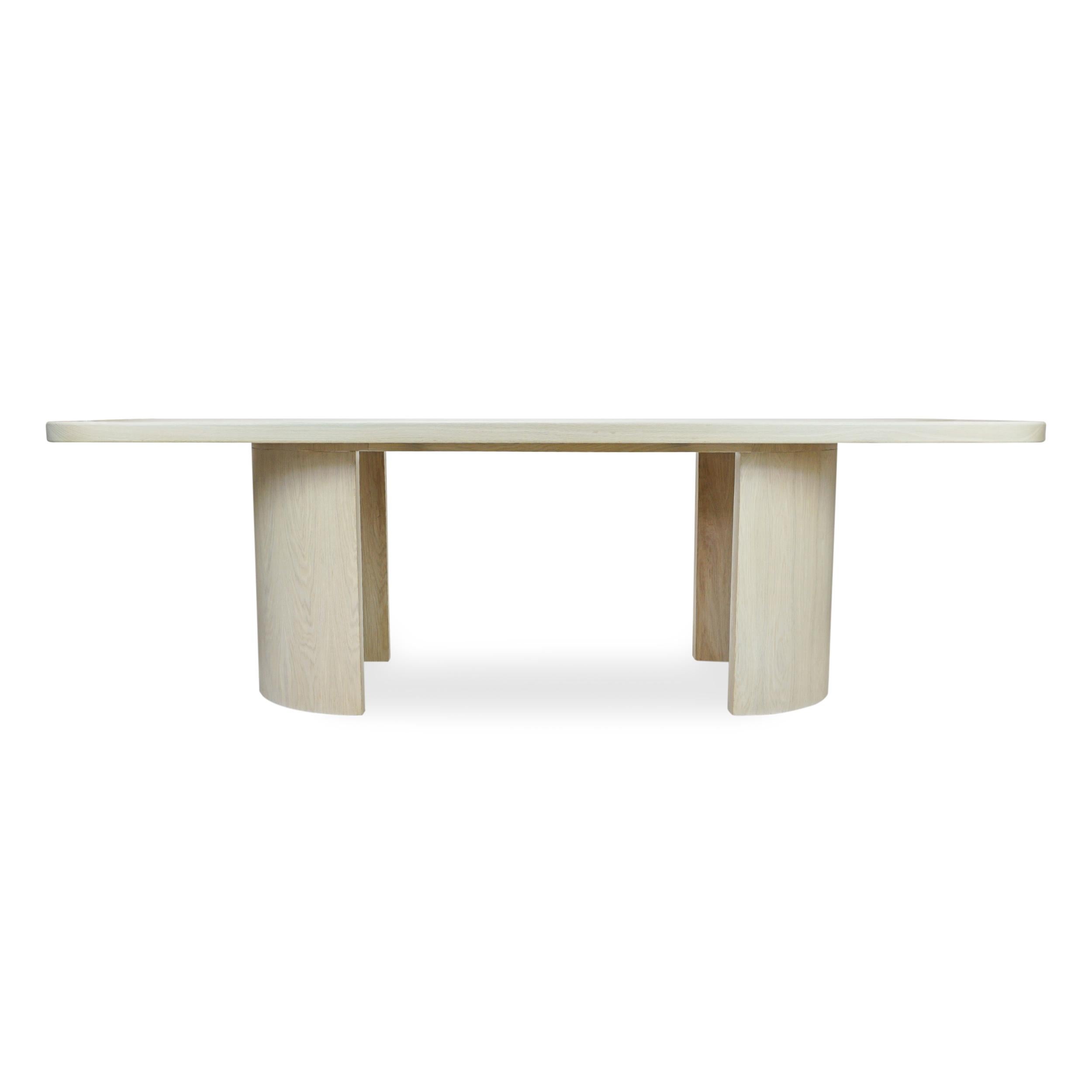 Tacheté Table de salle à manger moderne rectangulaire en chêne blanc avec pieds demi-cylindres et coins ronds en vente