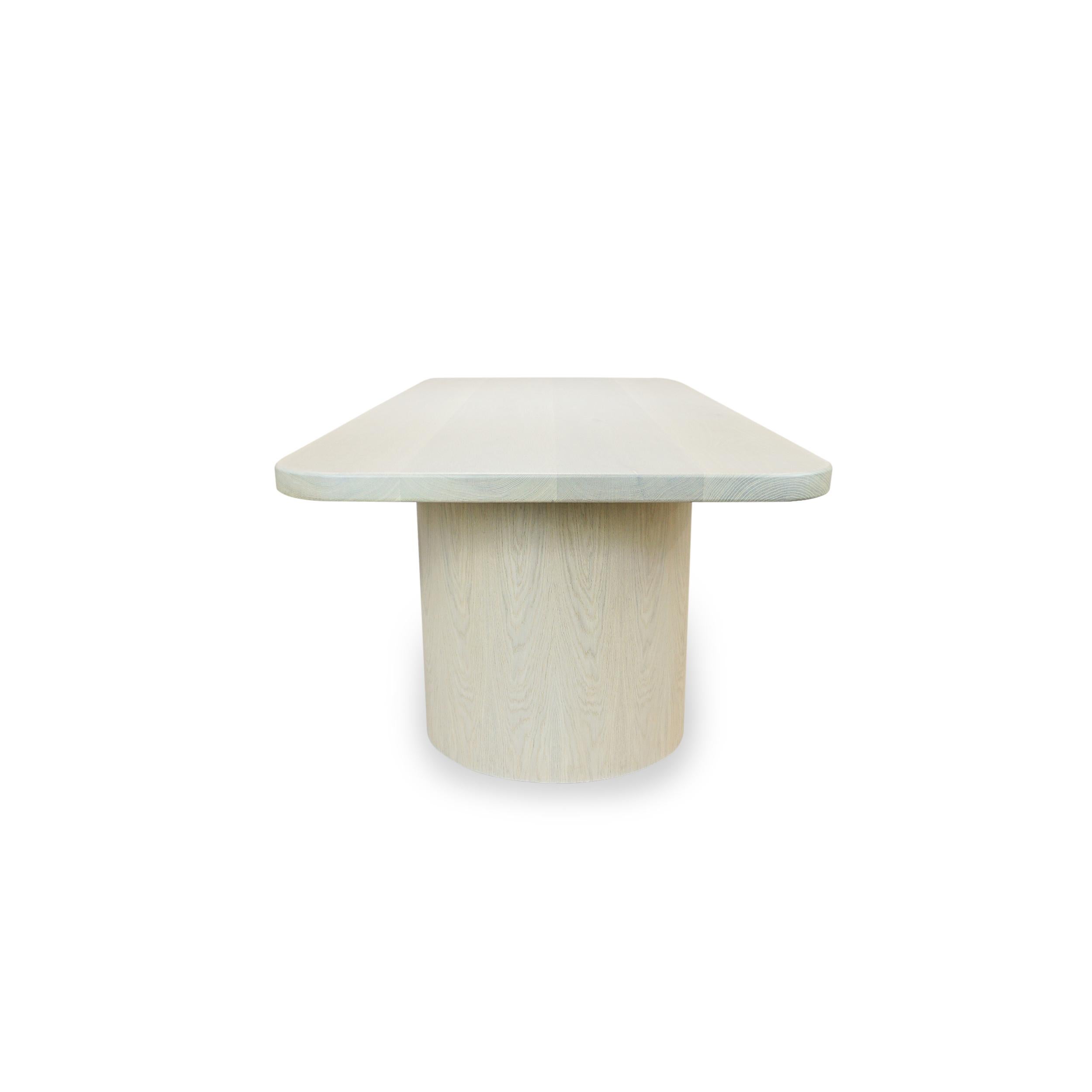 Chêne Table de salle à manger moderne rectangulaire en chêne blanc avec pieds demi-cylindres et coins ronds en vente