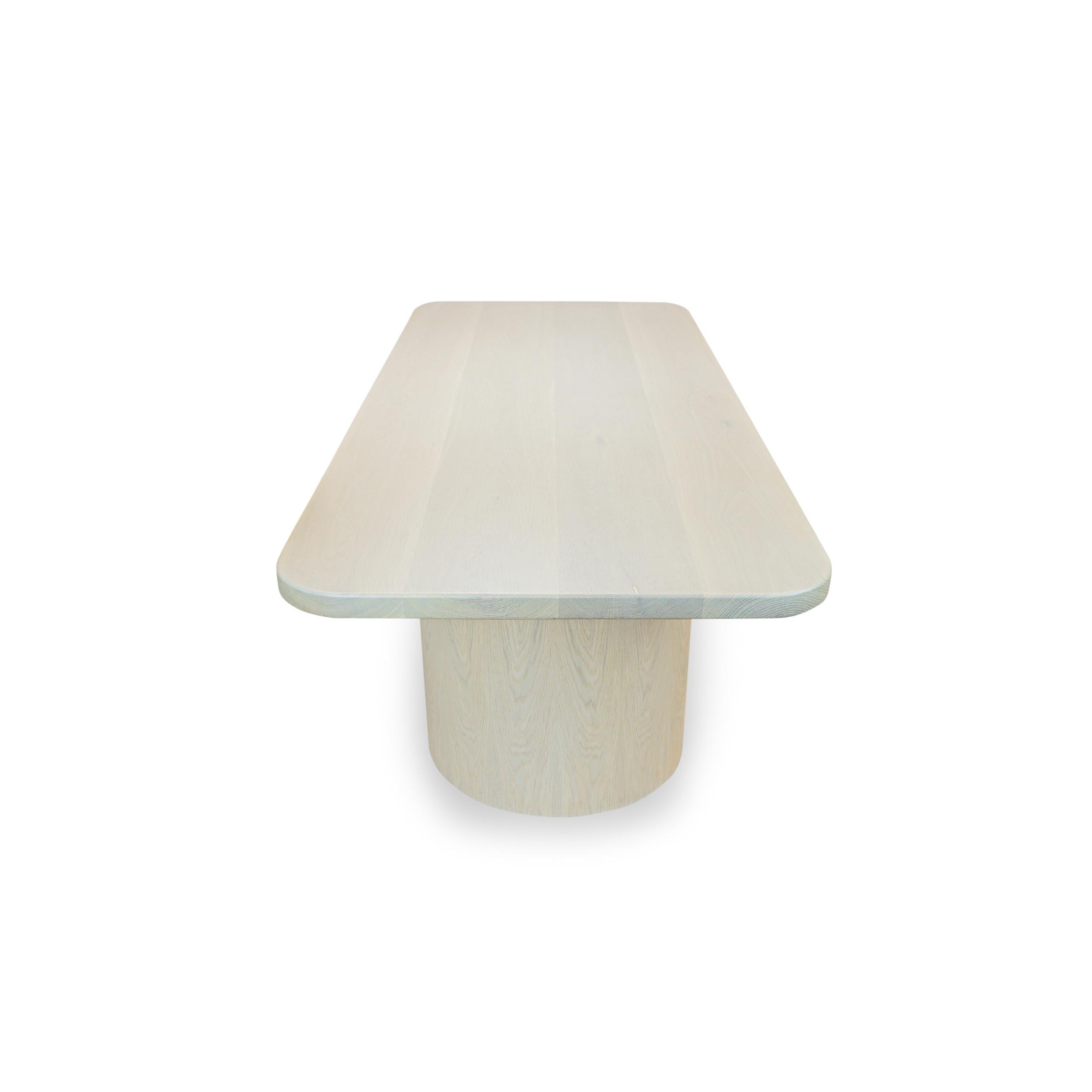 Table de salle à manger moderne rectangulaire en chêne blanc avec pieds demi-cylindres et coins ronds en vente 1