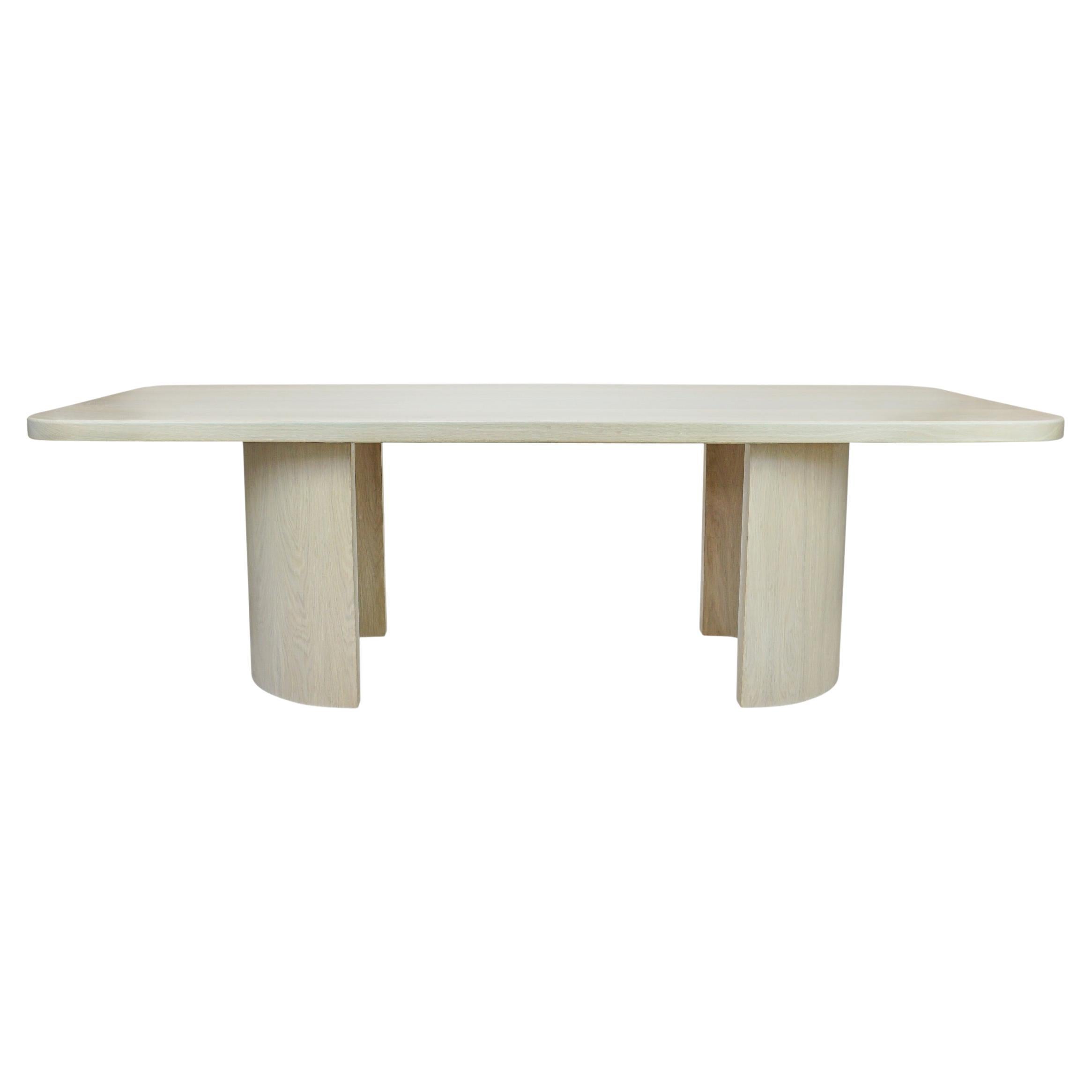 Table de salle à manger moderne rectangulaire en chêne blanc avec pieds demi-cylindres et coins ronds en vente