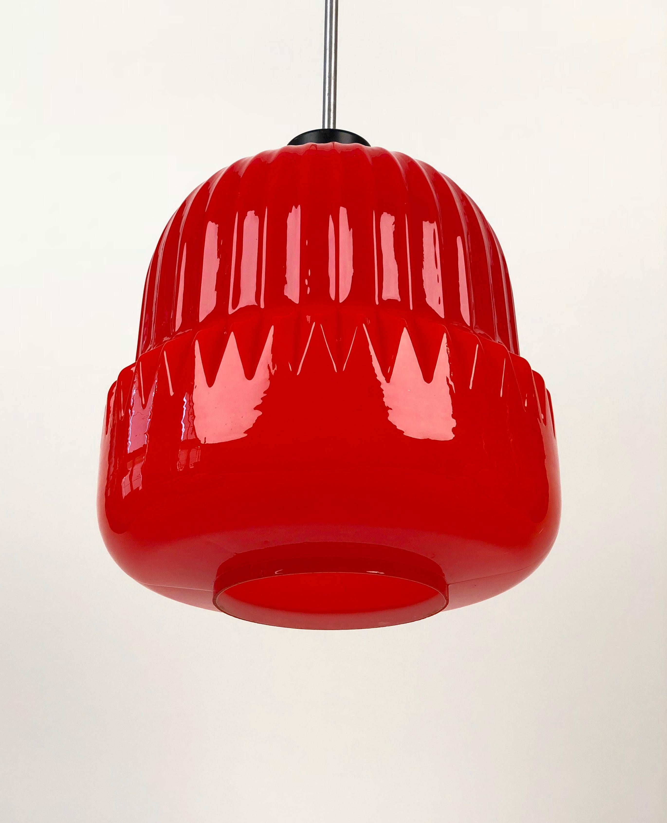 Moderne Verre rouge moderne, suspension à globe des années 1960 en vente