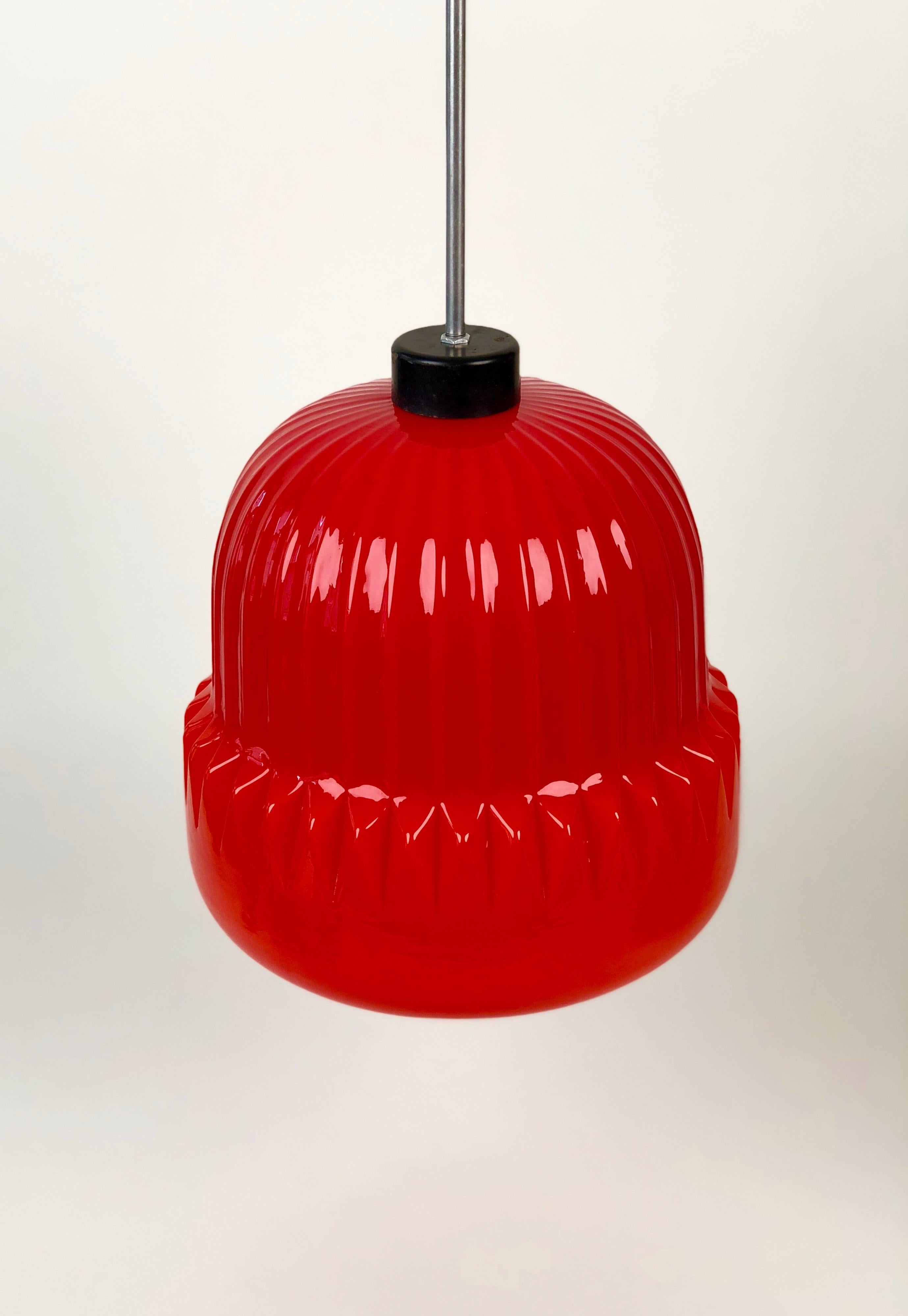 Tchèque Verre rouge moderne, suspension à globe des années 1960 en vente