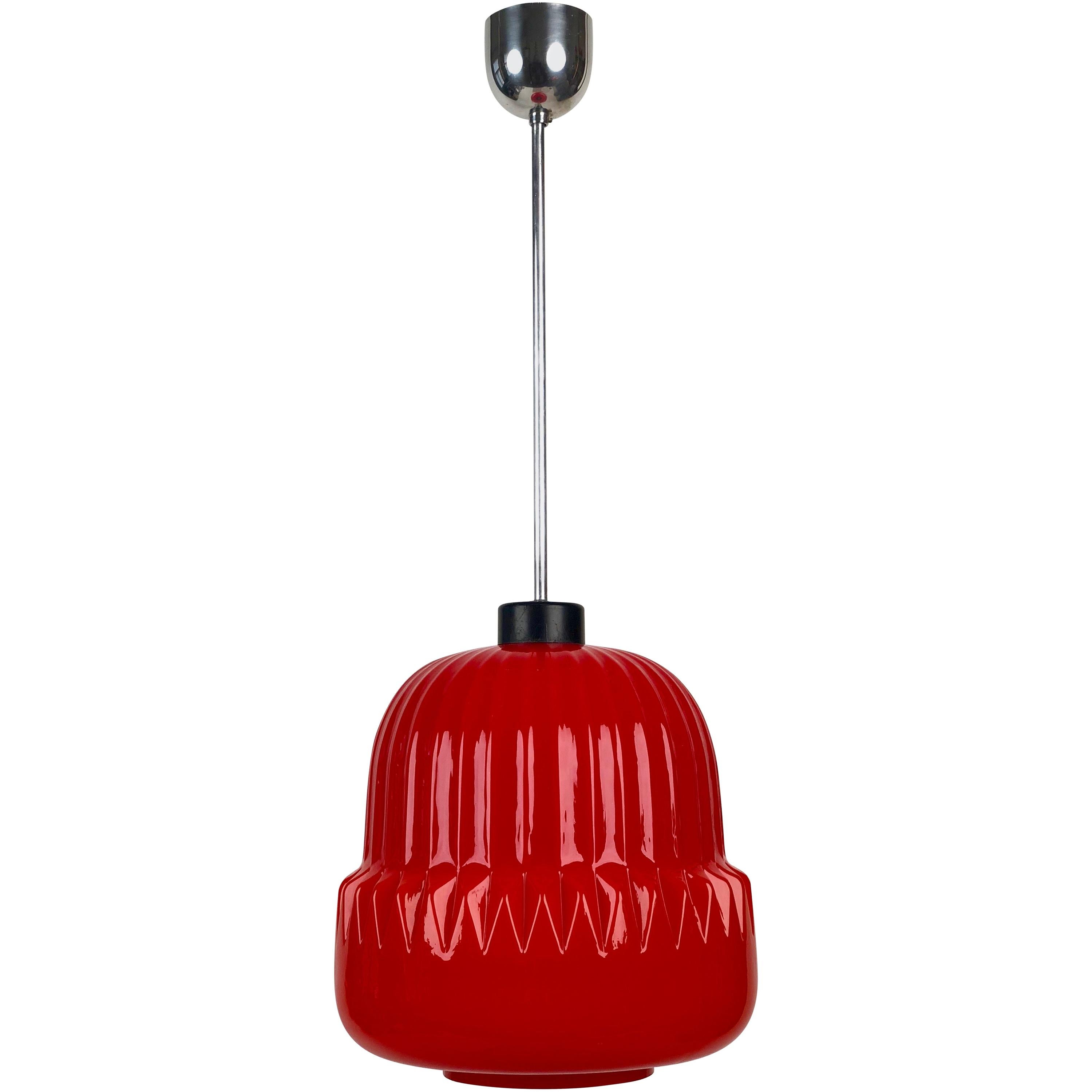 Verre rouge moderne, suspension à globe des années 1960 en vente