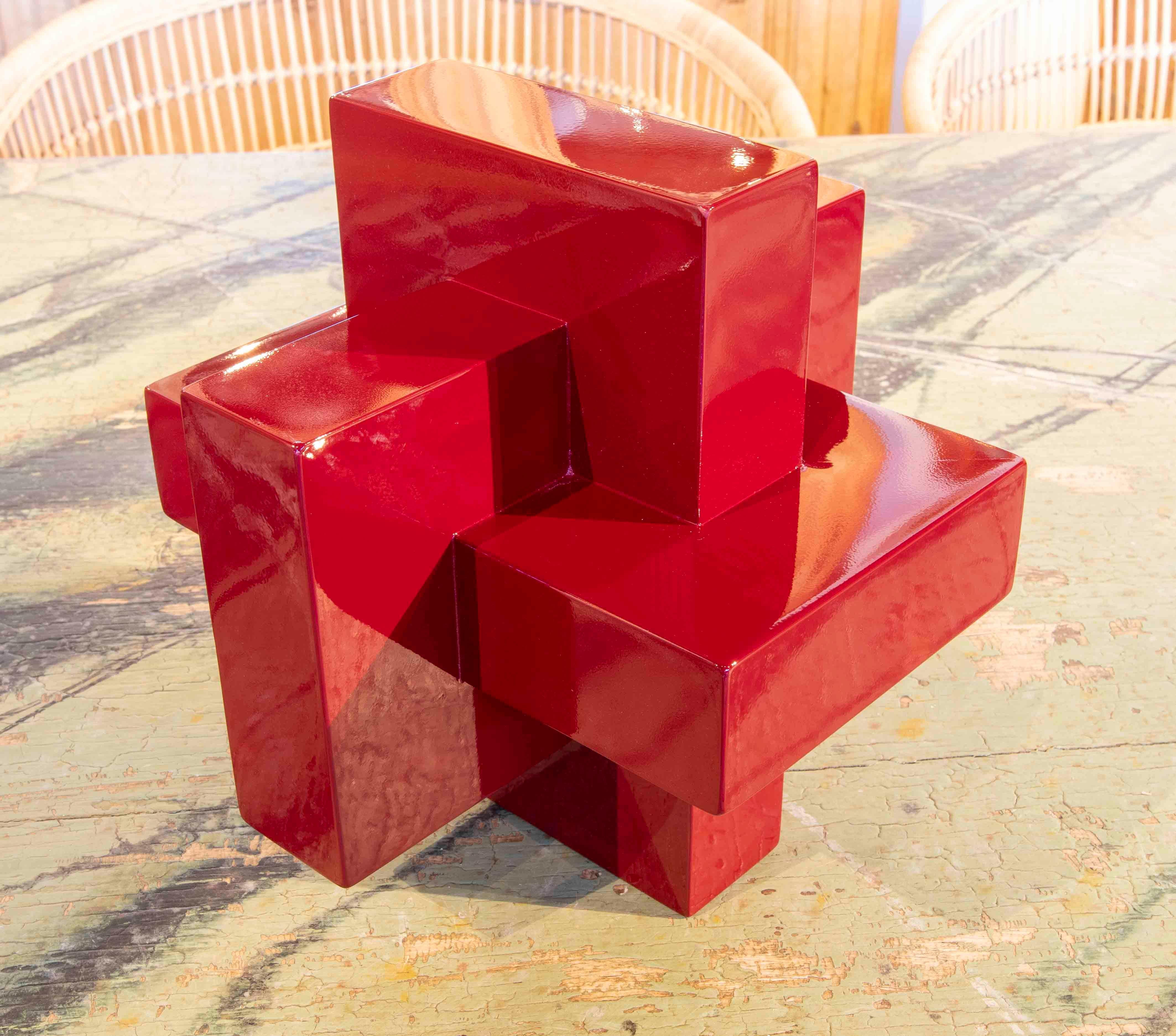Moderne rot lackierte Holzskulptur mit ineinander verschlungenen geraden Formen im Angebot 5
