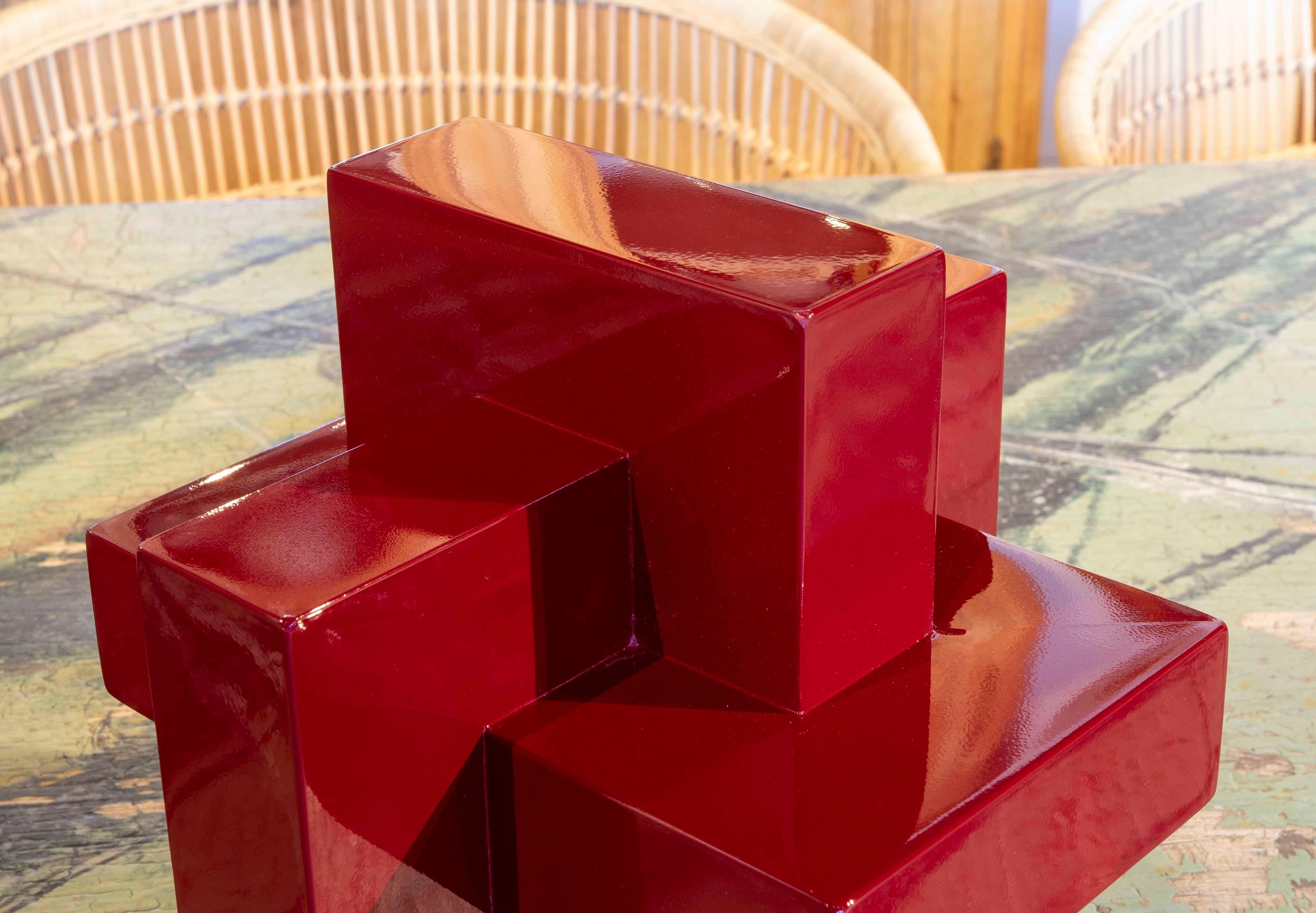 Moderne rot lackierte Holzskulptur mit ineinander verschlungenen geraden Formen im Angebot 6