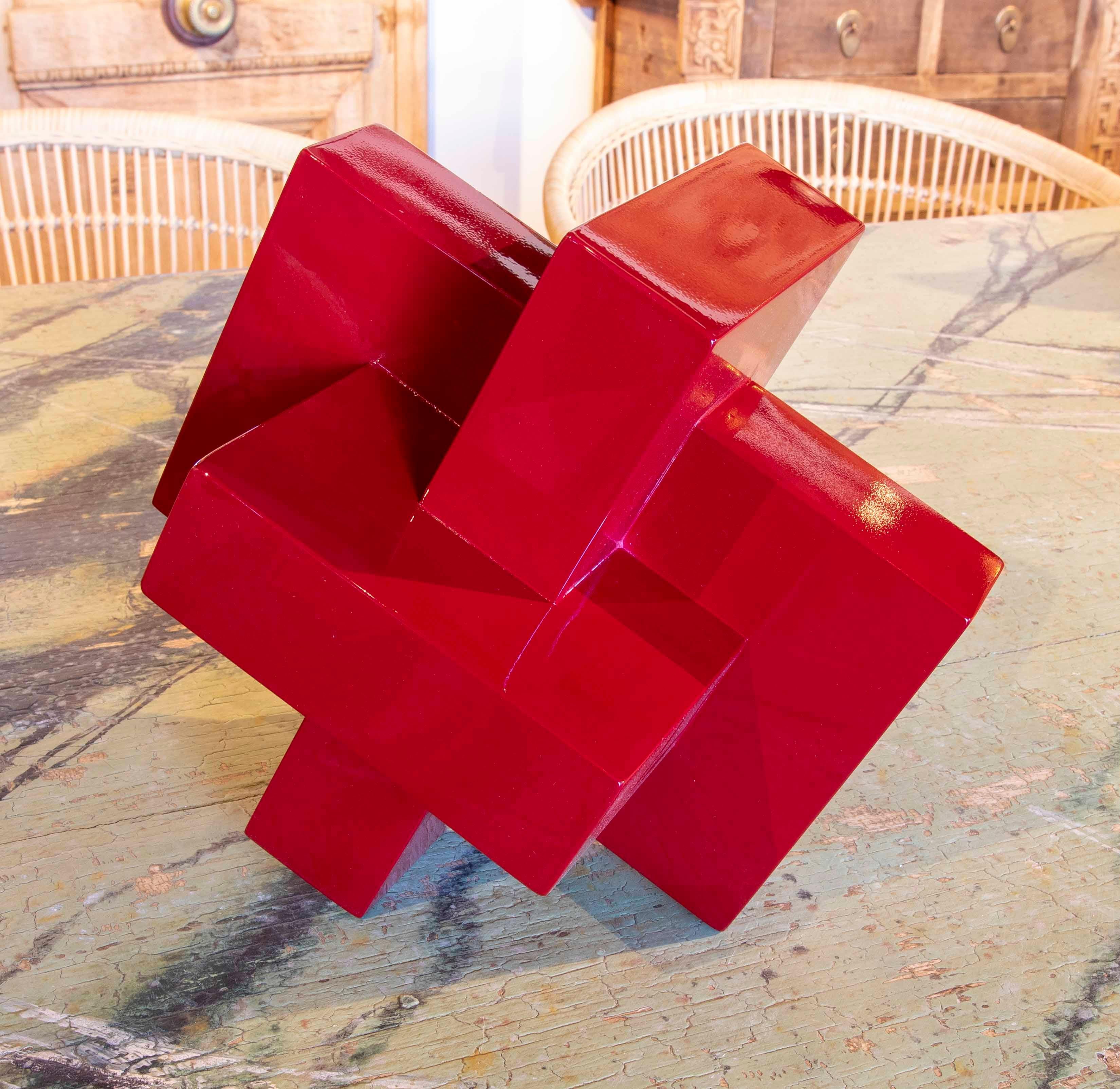 Moderne rot lackierte Holzskulptur mit ineinander verschlungenen geraden Formen (Spanisch) im Angebot