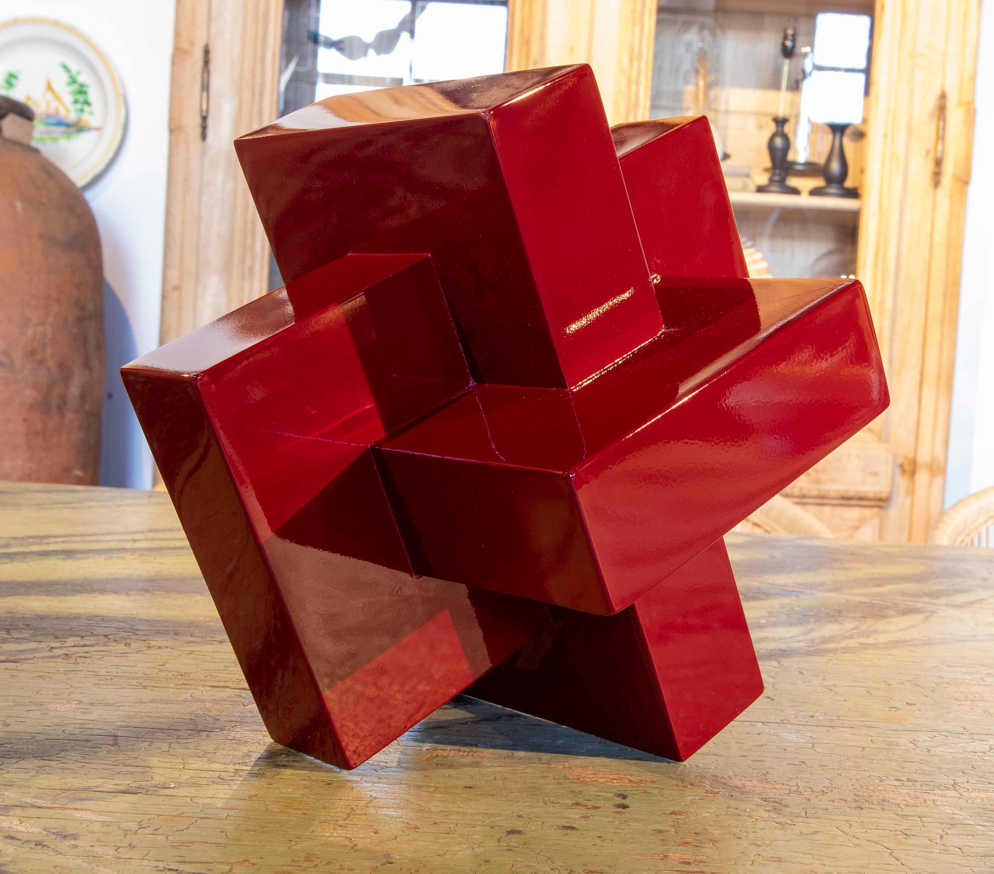 Moderne rot lackierte Holzskulptur mit ineinander verschlungenen geraden Formen im Angebot 1