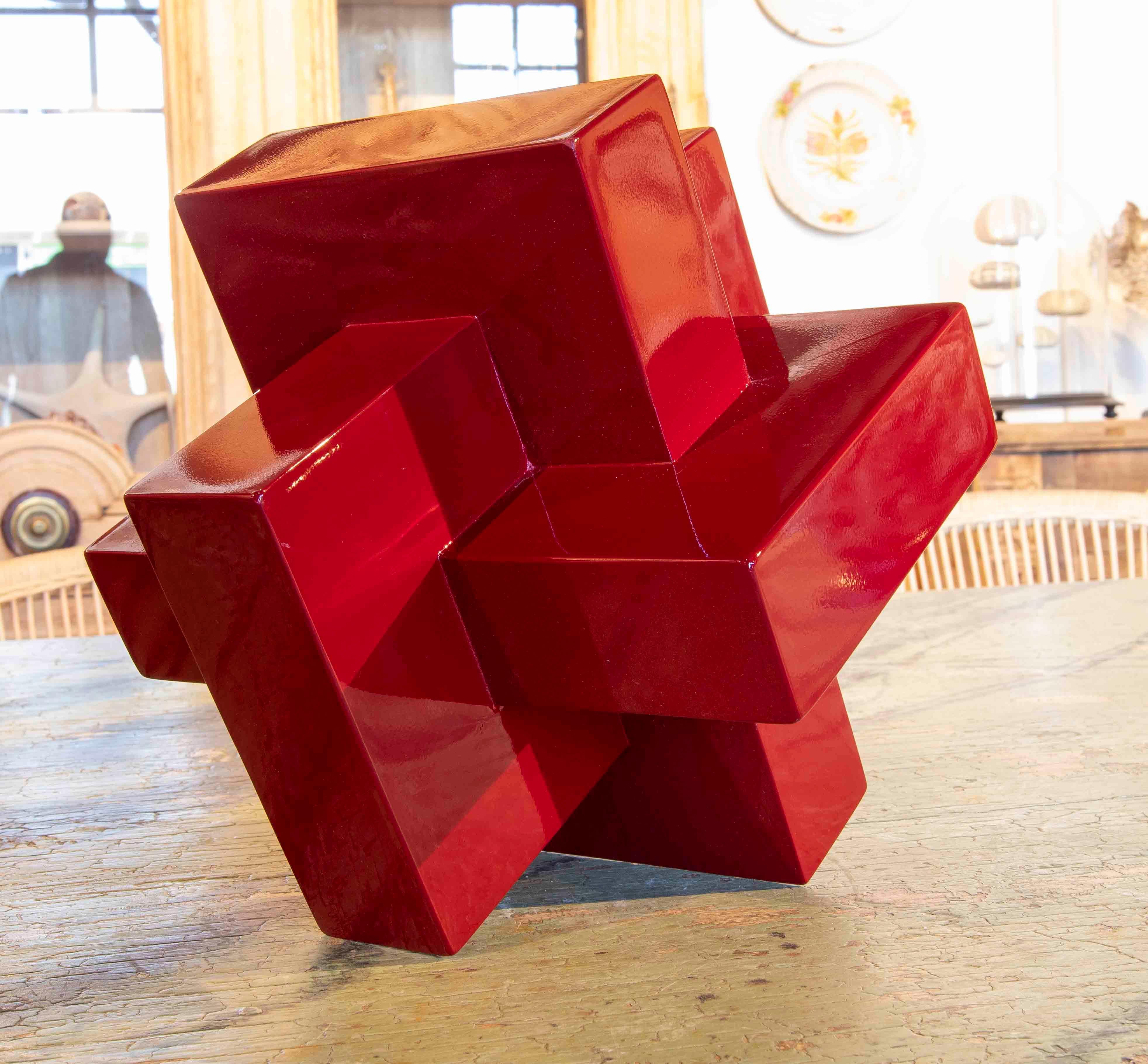 Moderne rot lackierte Holzskulptur mit ineinander verschlungenen geraden Formen im Angebot 2