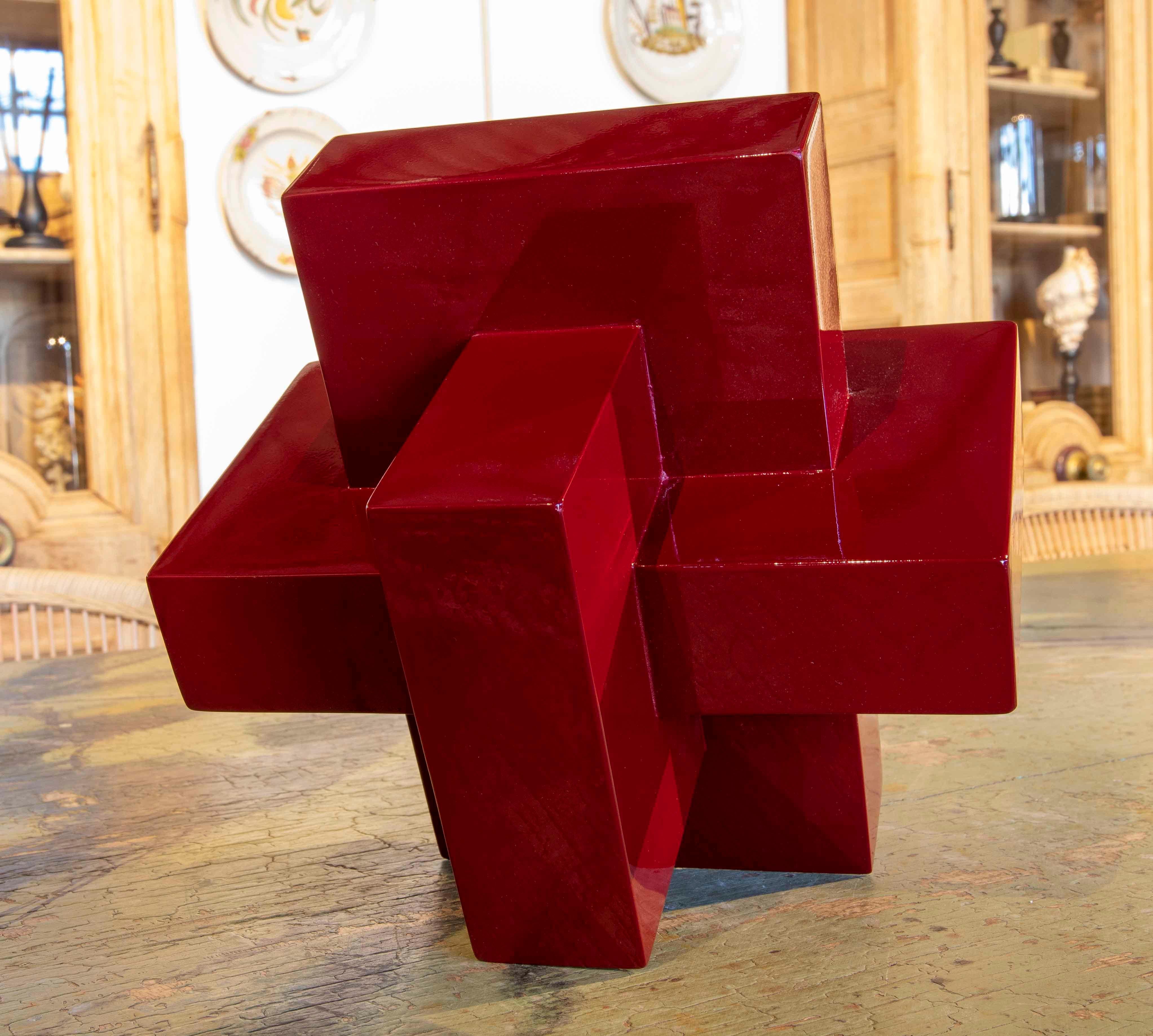 Moderne rot lackierte Holzskulptur mit ineinander verschlungenen geraden Formen im Angebot 3
