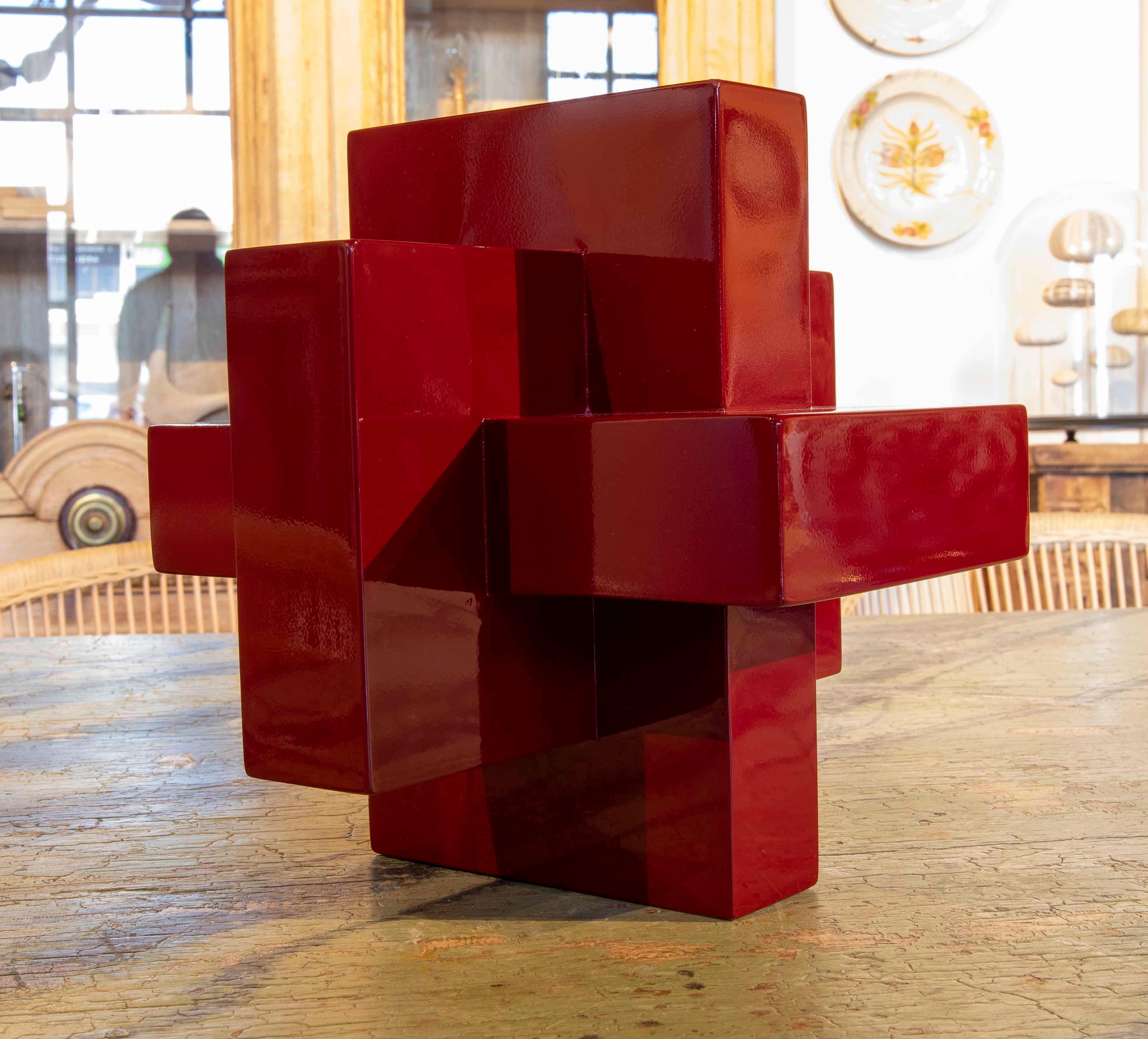 Moderne rot lackierte Holzskulptur mit ineinander verschlungenen geraden Formen im Angebot 4