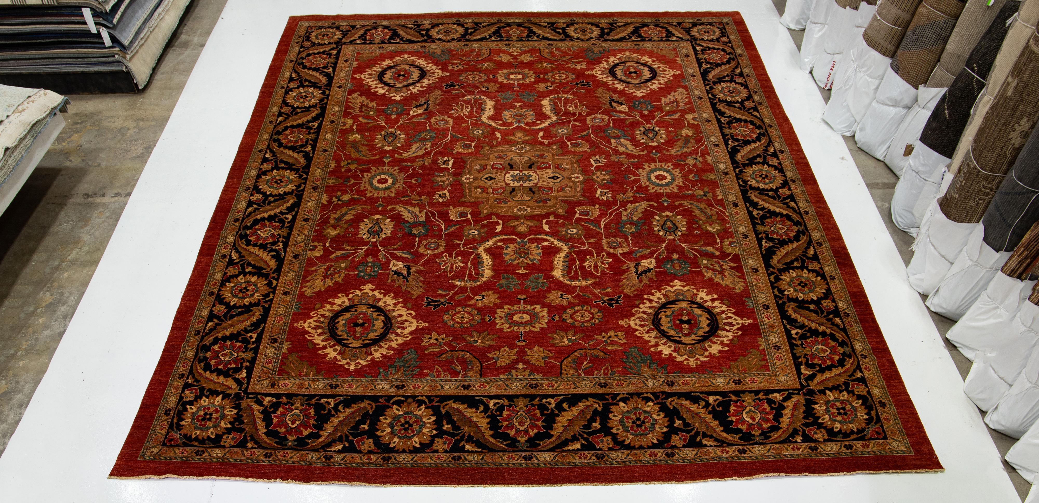 Moderner roter handgefertigter Peshawar-Wollteppich in Übergröße mit Kunstmotiv (Indisch) im Angebot